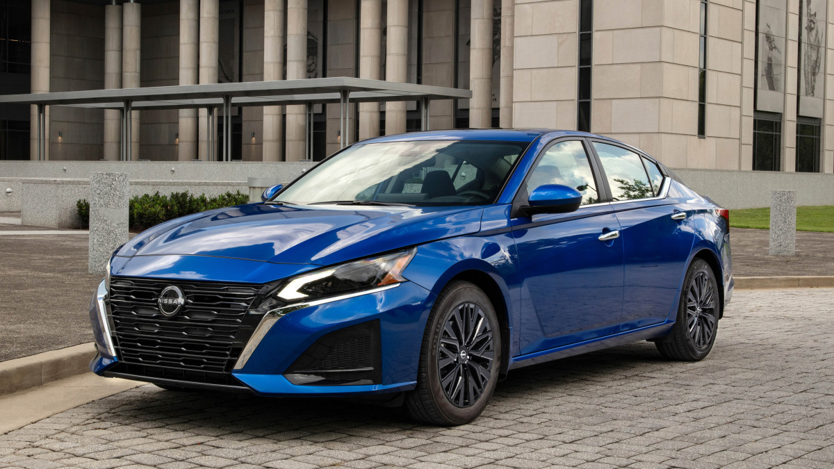 2025 Nissan Altima loses turbo engine, gains a few new options Autoblog