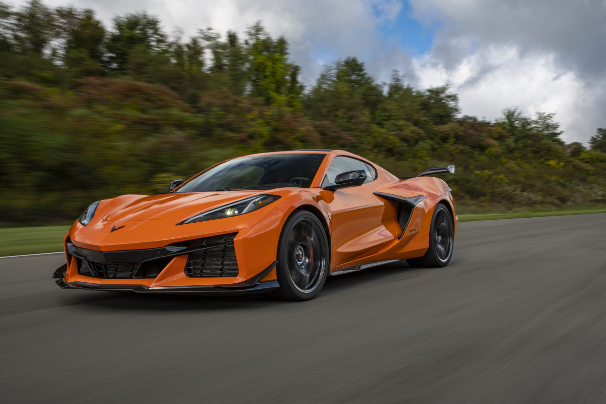 2025 Chevrolet Corvette C8 Z06 vs ZR1 Pitting two American legends headtohead Autoblog