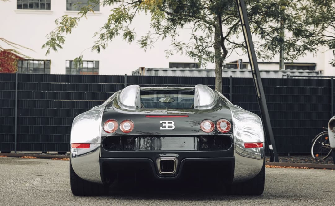 Bugatti-ийн анхны толь мэт гялалзсан Veyron Pur Sang 2.3 сая доллараар зарагдлаа