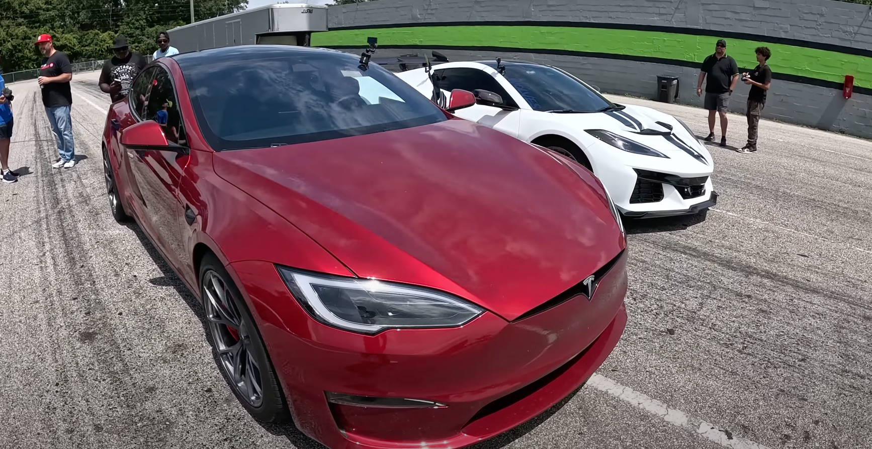Race Tesla Can the Corvette ZR1 Beat the Tesla Model S Plaid on a Straight Line ...