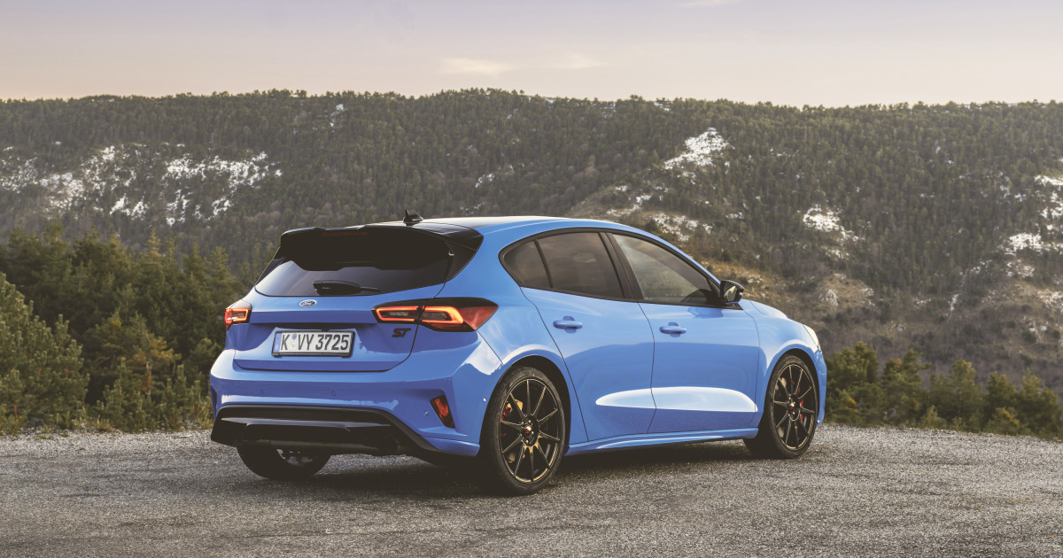 최종 모델이 트랙을 벗어나면서 Ford Focus의 27년을 되돌아봅니다.