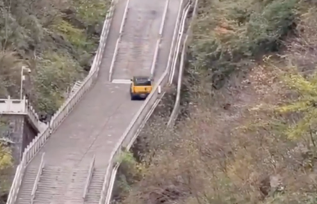 Chinese SUV Attempts to Emulate Range Rover Viral Stunt – Fails ...