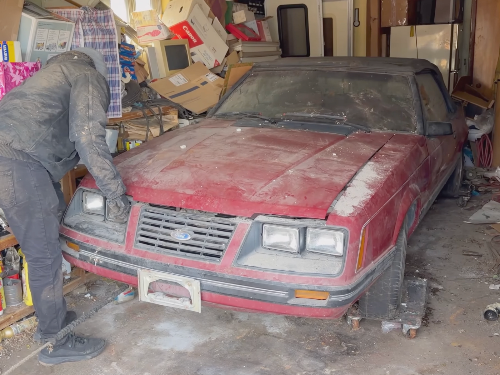 Vernachlässigter Fox Body Mustang V8 hilft älterem Paar, ihr Zuhause ...