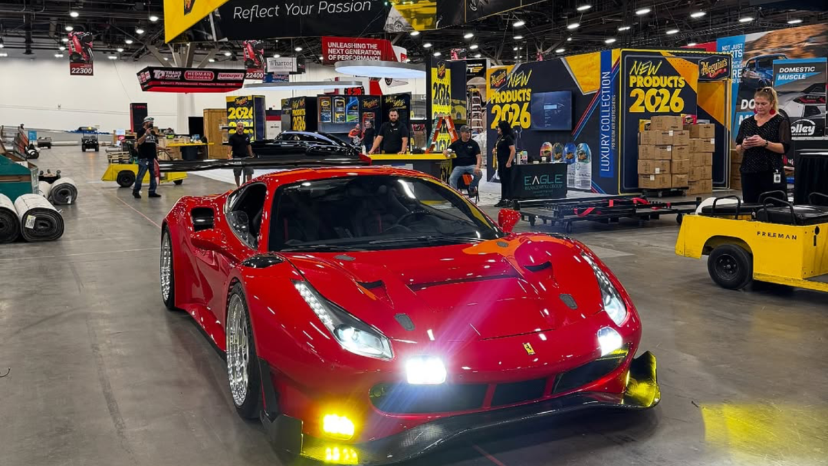 이 유튜버는 Ferrari 488을 길거리 경주용 자동차로 만들기 위해 GT3 부품에 100,000달러를 썼습니다.