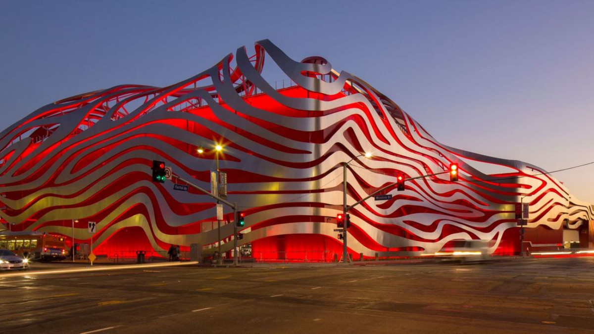 Petersen Automotive Museum은 새로운 80 년대와 90 년대 전시회로 완전히 급진적입니다.
