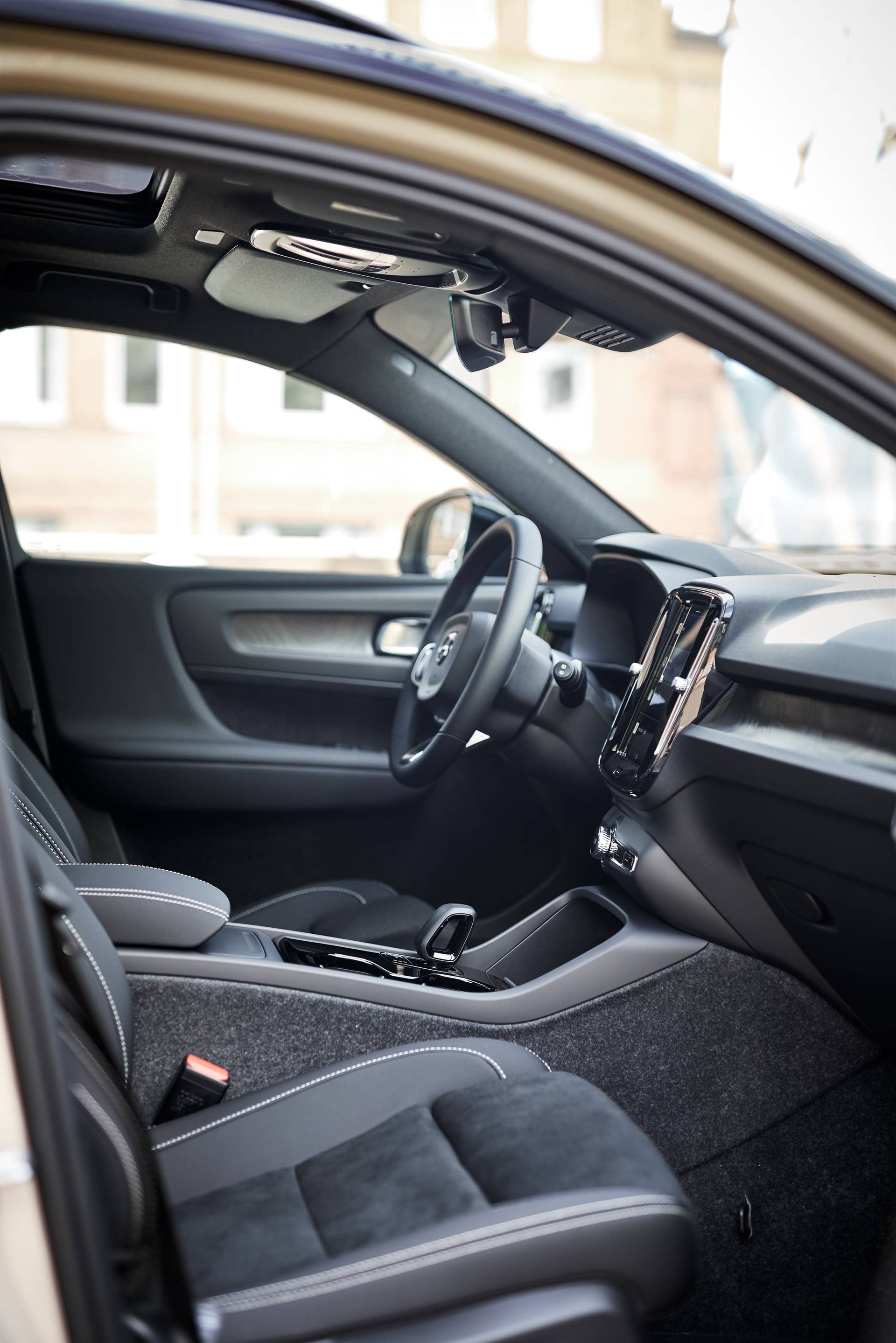 2025 Volvo EX40