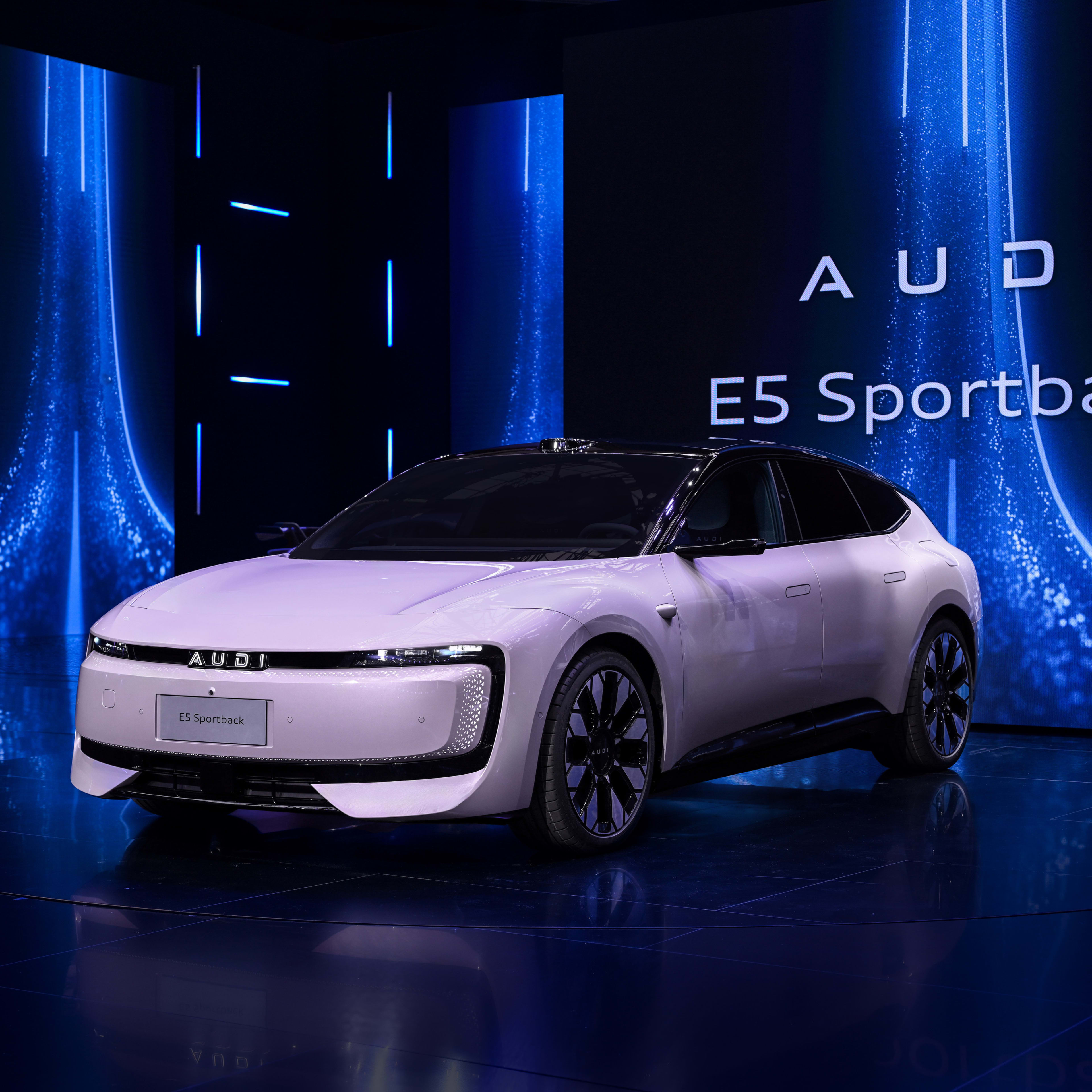 2025 Rivian R1S range guide: How far an EV crossover will take you on a ...