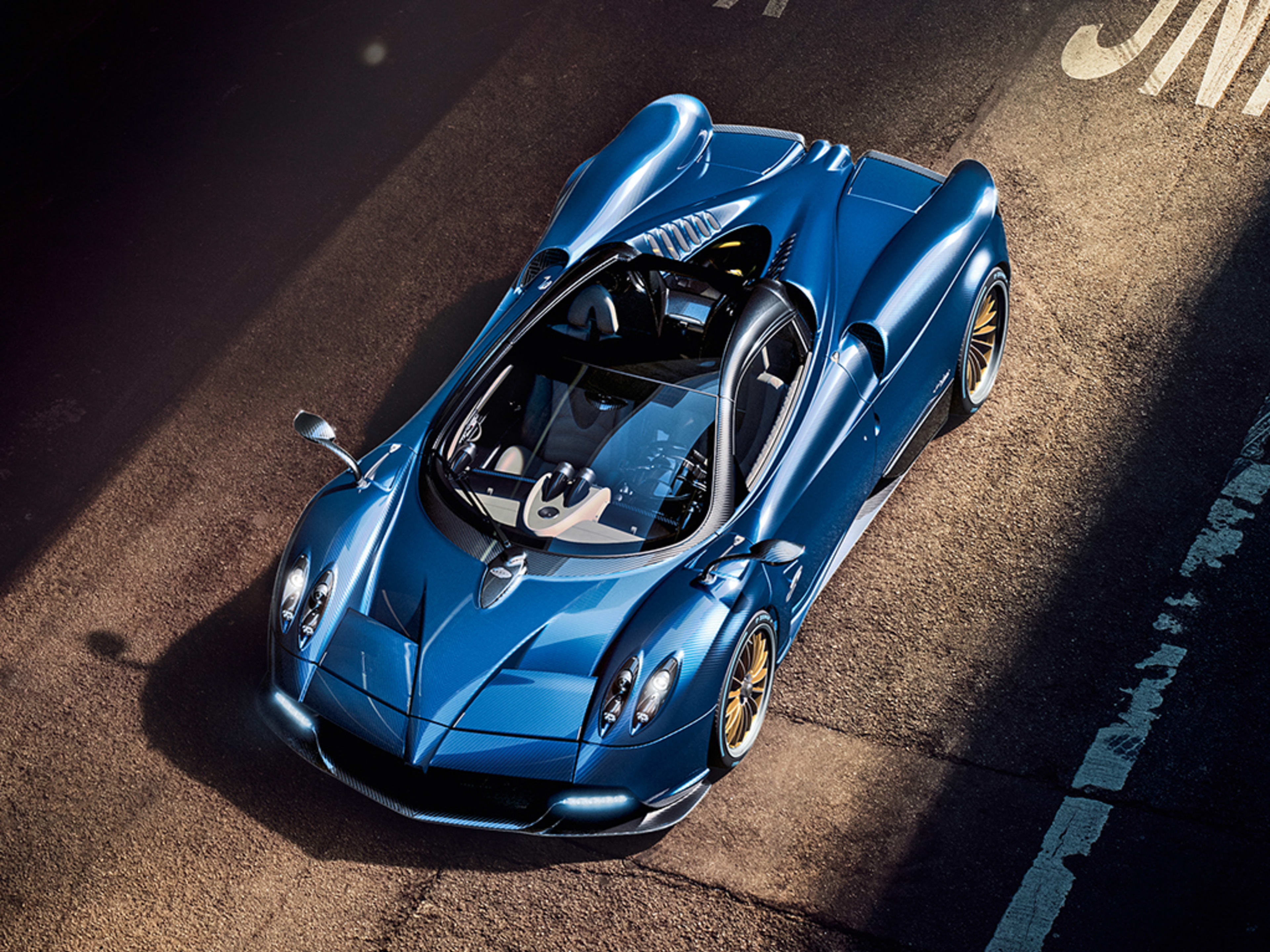 The Pagani Huayra Roadster loses weight and a roof