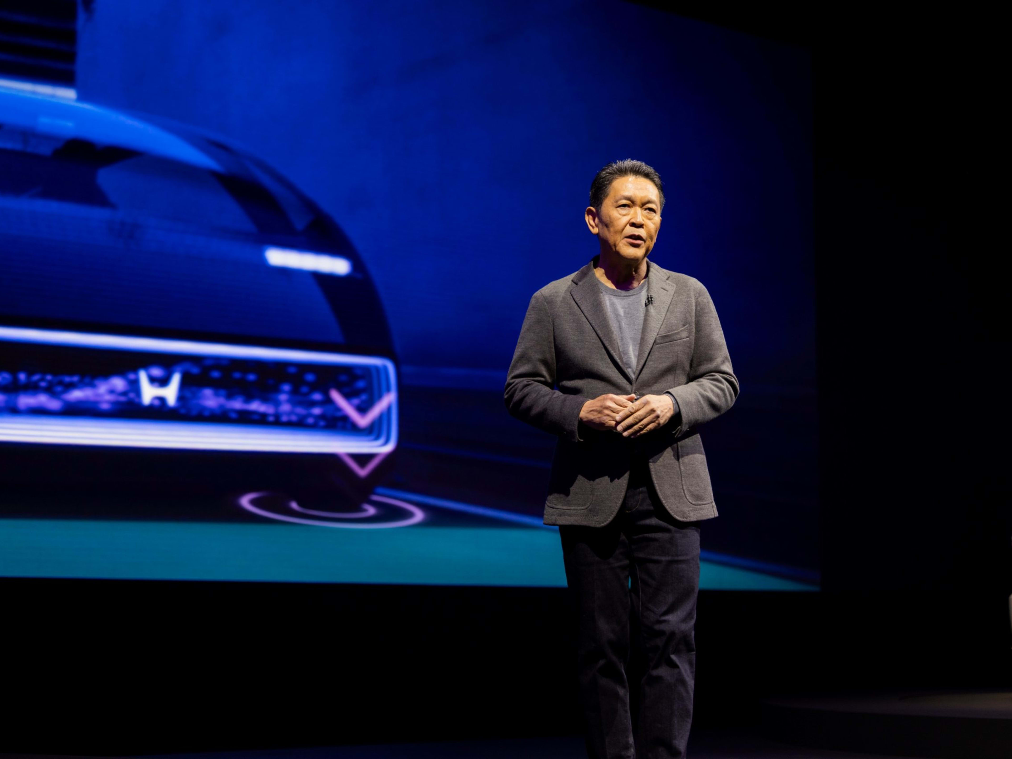 Honda의 2 번 exec는 불일치 혐의의 중간에 갑자기 사임합니다.