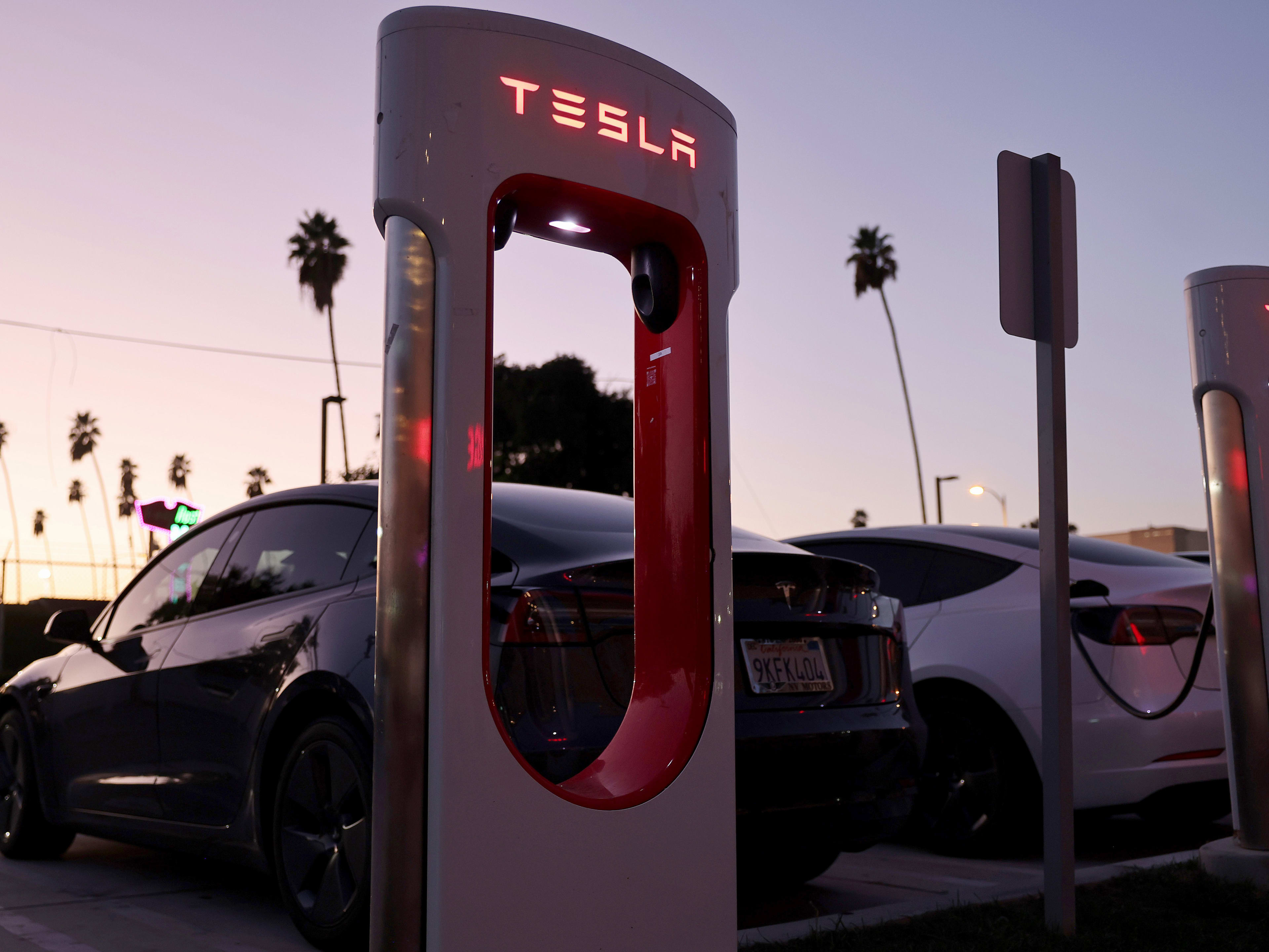Tesla의 충전 네트워크는 한때 타의 추종을 불허했지만 Ford와 Rivian은 따라