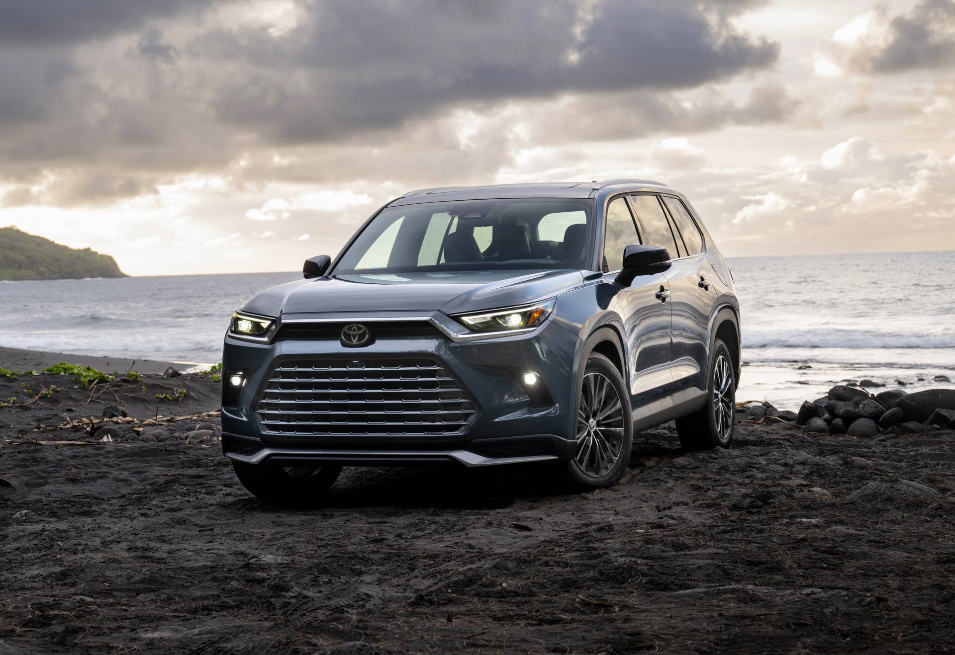 Toyota Drops Impressive 2025 Grand Highlander Lease Deal for August ...