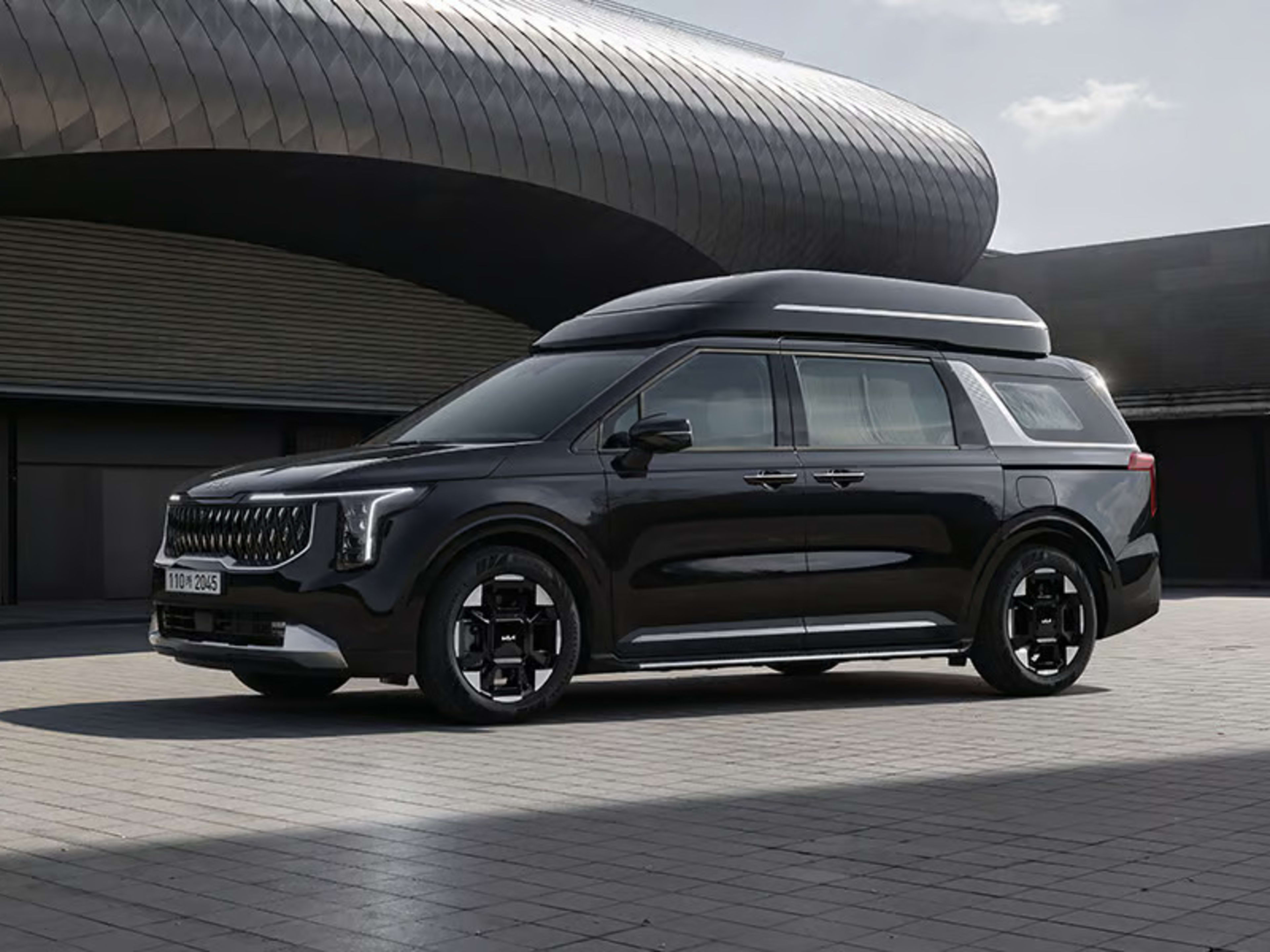 The 2026 Kia Carnival Hi Limousine commands the road with its elongated frame and taller roofline?pure premium presence