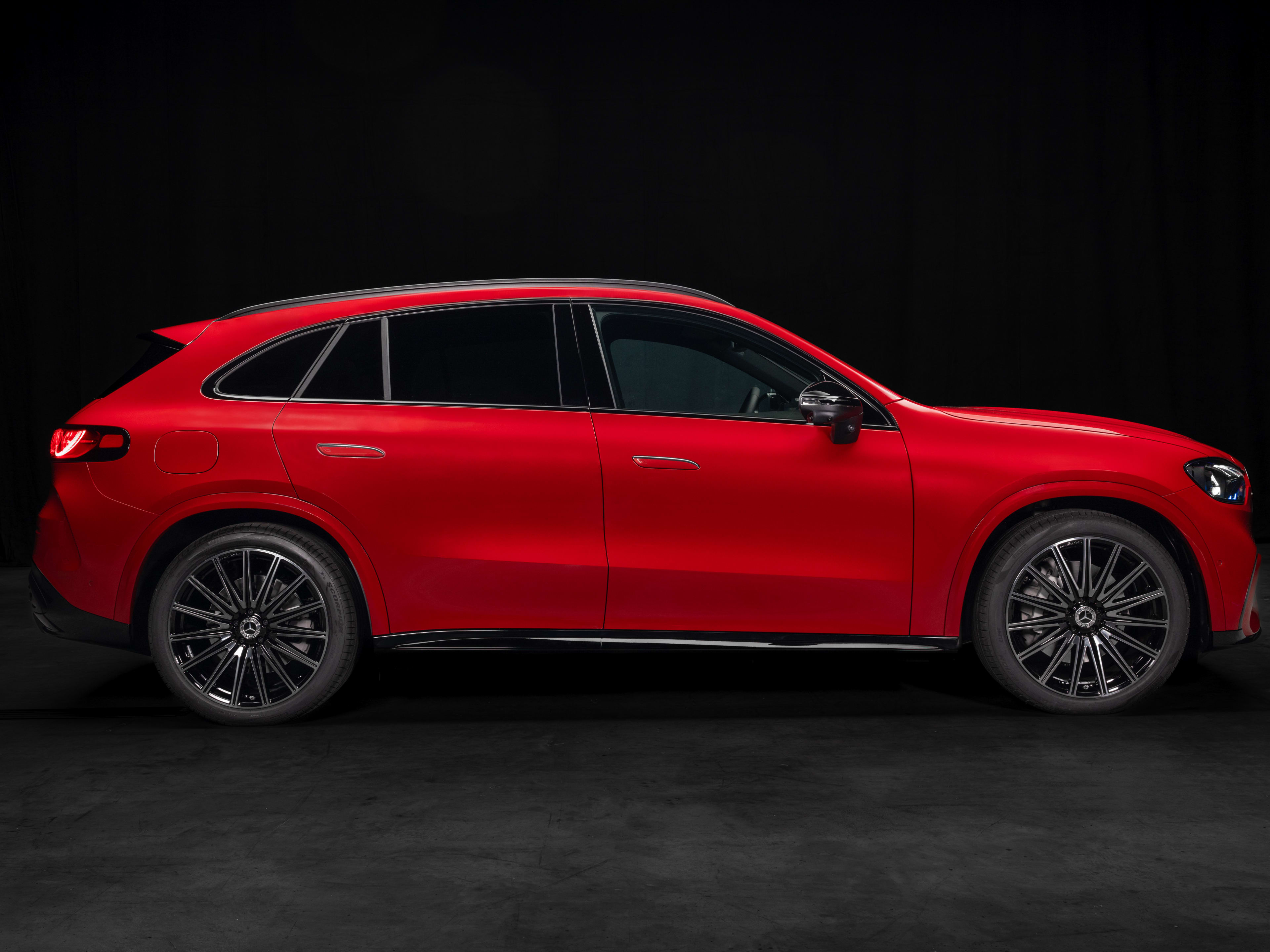 Der neue Mercedes-Benz GLC 400 4MATIC mit EQ Technologie.Energieverbrauch kombiniert: 14,9-18,8 kWh/100 km | CO₂-Emissionen kombiniert: 0 g/km | CO₂-Klasse: A [1] Exterieur: AMG Line Plus, MANUFAKTUR patagonienrot metallic [1] Die Angaben sind vorl?ufig. Es liegen bislang weder best?tigte Werte von einer amtlich anerkannten Pr?forganisation noch eine EG-Typgenehmigung noch eine Konformit?tsbescheinigung mit amtlichen Werten vor. Abweichungen zwischen den Angaben und den amtlichen Werten sind m?glich. The all-new electric Mercedes-Benz GLC 400 4MATIC with EQ Technology Energy consumption combined: 14,9-18,8 kWh/100 km | CO₂ emissions combined: 0 g/km | CO₂ class: A  [1]Exterior: AMG Line Plus; MANUFAKTUR patagonia red metallic [1] The information is provisional. Neither confirmed values from an officially recognised testing organisation nor an EC type approval nor a certificate of conformity with official values are available to date. Deviations between the data and the official values are possible.