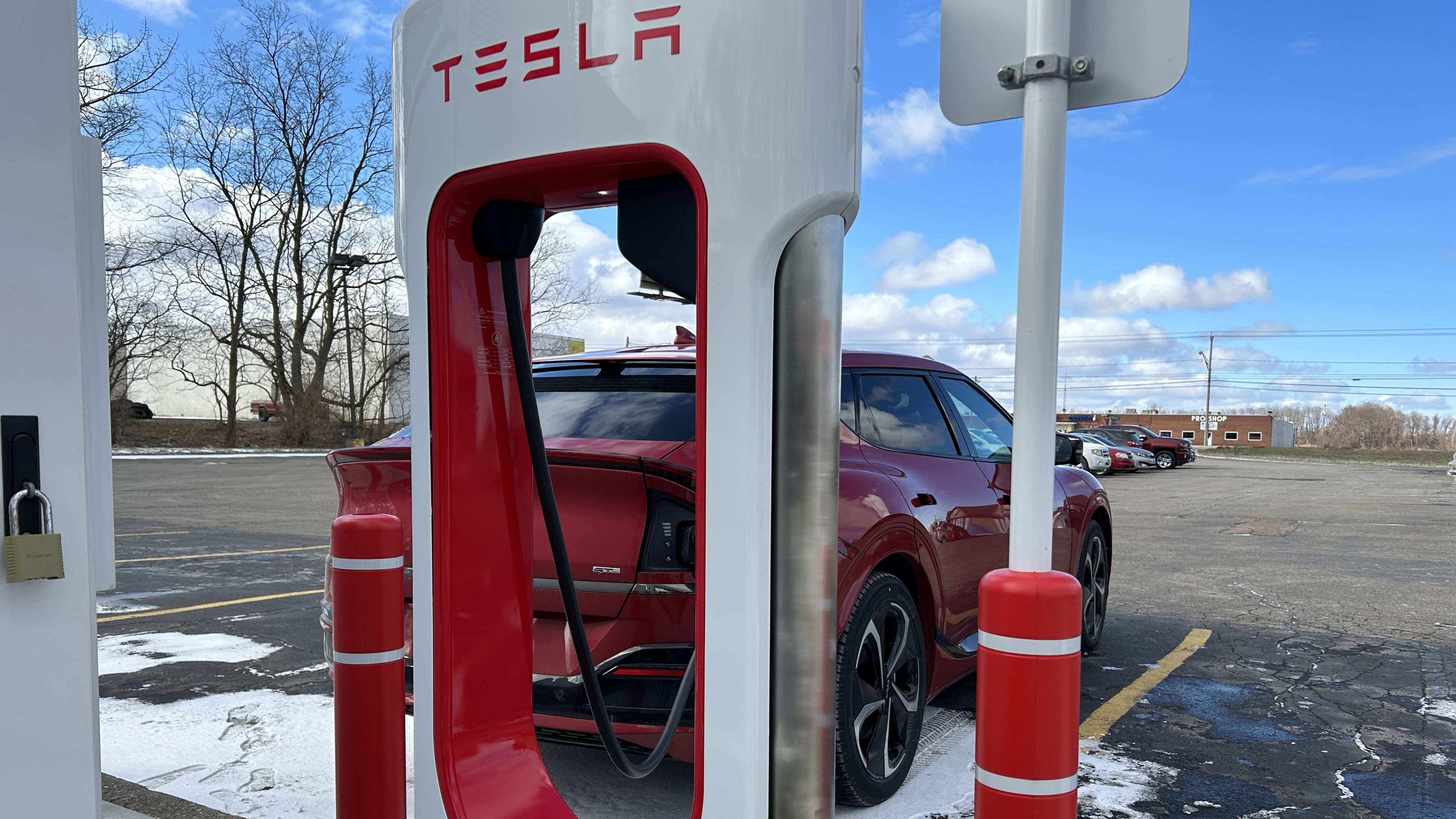 Hyundai Kia EV slow charging Explained: Voltage Boosters Cannot Reach Peak Speed 3 Kia EV6 at Tesla Supercharger