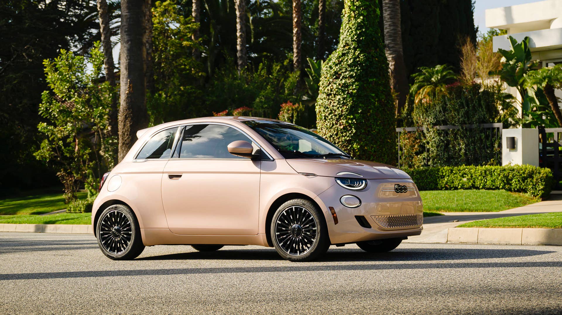 Stellantis could turn the Fiat 500e into a gasser in Europe - Autoblog