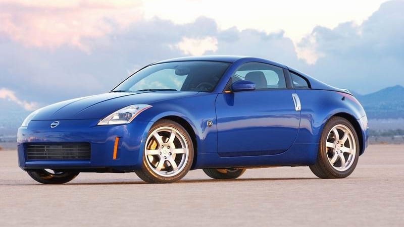 Nissan 350Z vs 370Z: Is the 370Z a Worthy Successor? 2 2005 Nissan 350Z