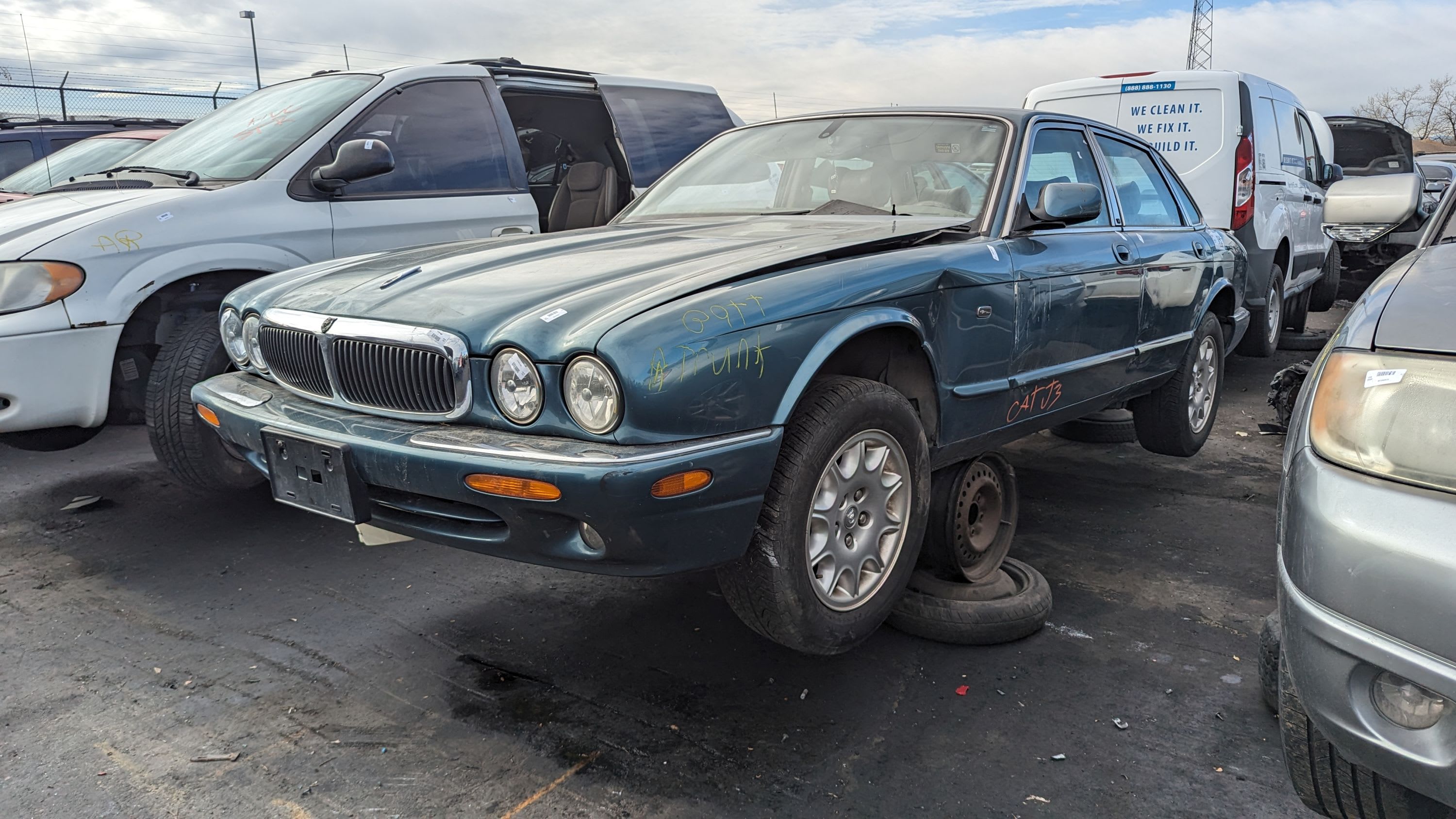 Junkyard Gem: 2001 Jaguar XJ8 - Autoblog