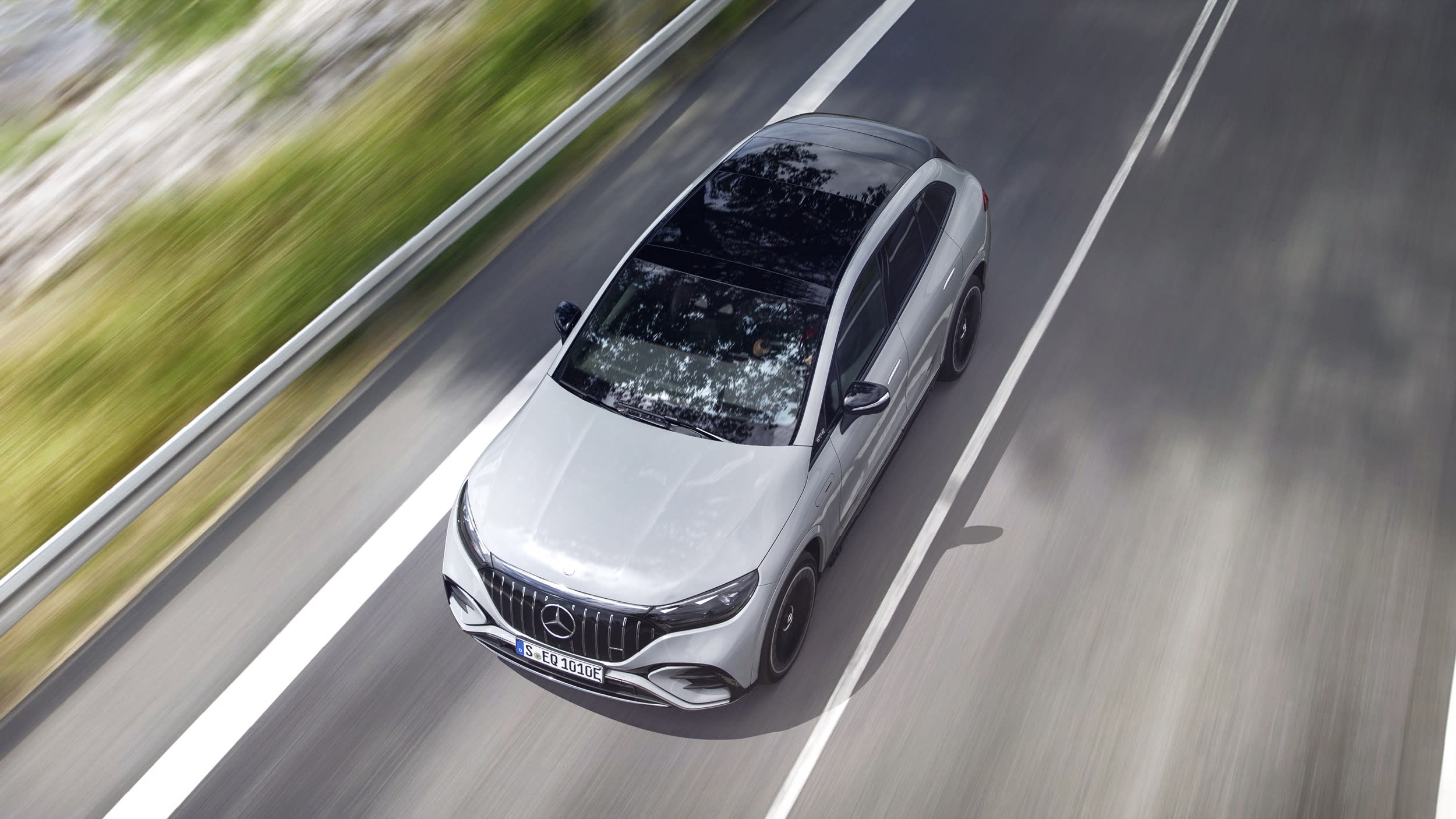 Der neue Mercedes-AMG EQE 53 4MATIC+ SUV (Vorl?ufige Angaben WLTP | Stromverbrauch kombiniert: 27,8?22,6 kWh/100 km; CO2-Emissionen kombiniert: 0 g/km; Elektrische Reichweite: 375?470 km); Exterieur : MANUFAKTUR alpingrau uni ; Interieur: Leder Nappa AMG - schwarz / spacegrau // The new Mercedes-AMG EQE 53 4MATIC+ SUV (Provisional data WLTP | combined electrical consumption: 27.8?22.6 kWh/100 km; combined CO2 emissions: 0 g/km; Electrical range: 375?470 km); exterior: MANUFAKTUR alpine grey solid; interior: AMG nappa leather - black / space grey