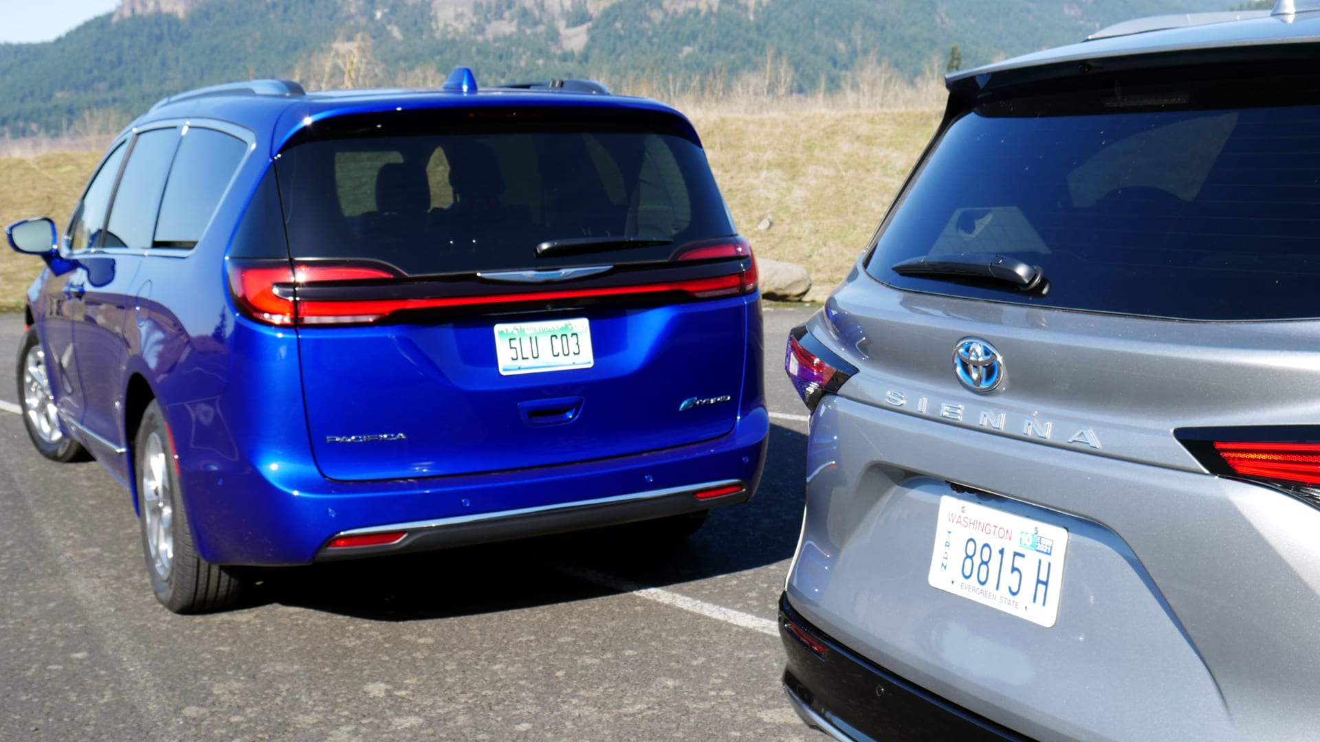 Toyota Sienna vs Chrysler Pacifica Hybrid | Minivan comparison test ...