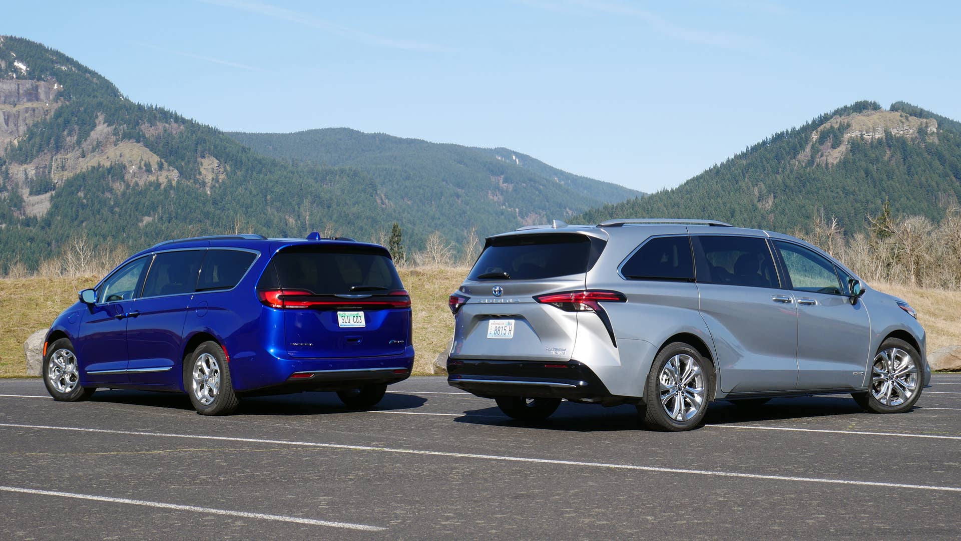 Toyota Sienna vs Chrysler Pacifica Hybrid | Minivan comparison test ...