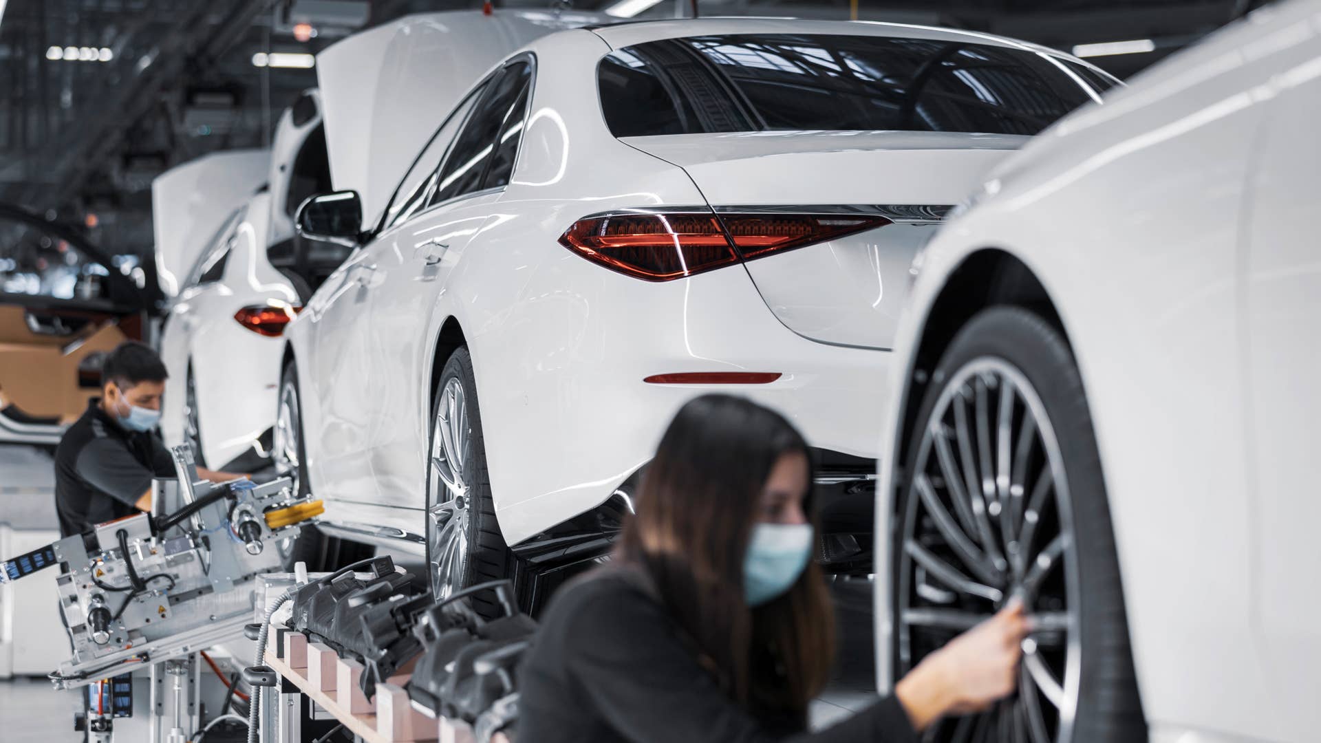Factory 56: In den vergangenen 75 Jahren wurden insgesamt 50 Millionen Fahrzeuge der Marken Mercedes-Benz und smart in h?chster Pr?zision und Qualit?t im globalen Produktionsnetzwerk von Mercedes-Benz gefertigt. Factory 56: A total of 50 million vehicles of the Mercedes-Benz and smart brands have been produced in the highest precision and top quality over the past 75 years in the global production network of Mercedes-Benz.