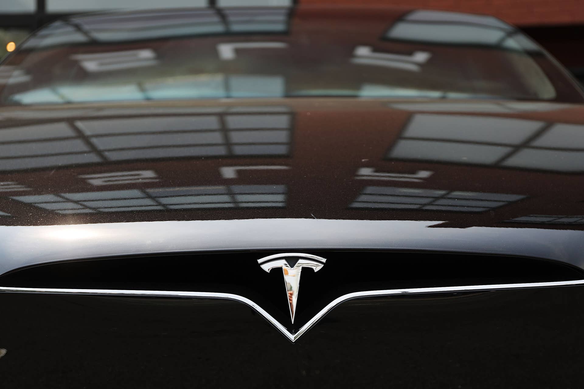 NEW YORK, NY ? AUGUST 27: Tesla vehicles stand outside of a Brooklyn showroom and service center on August 27, 2018 in New York City. The electric automaker saw its stock drop on Monday after its Chief Executive Elon Musk reversed his plans to make the Silicon Valley company private. Tesla shares lost 4% in early trading on Monday. (Photo by Spencer Platt/Getty Images)