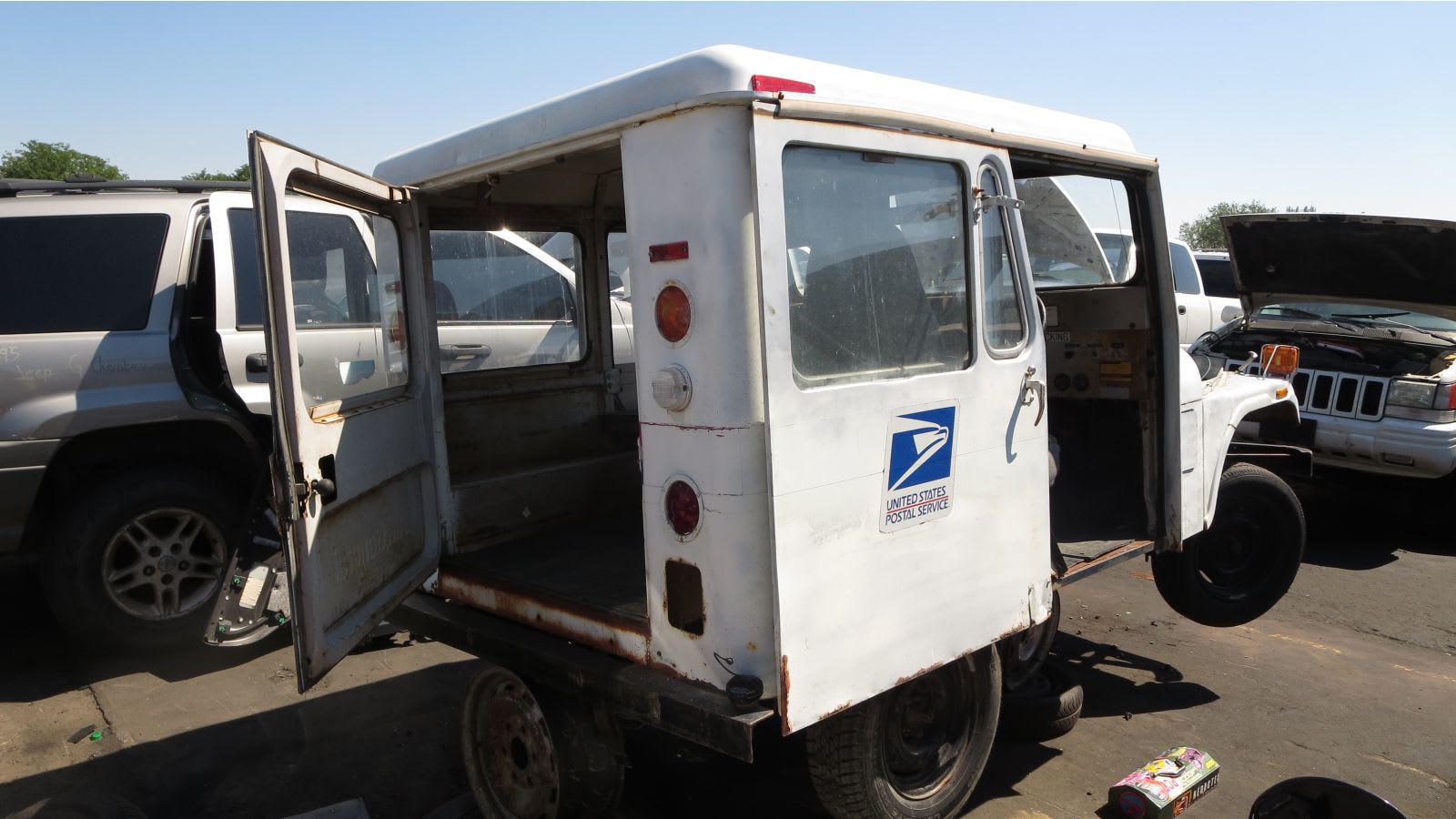 Junkyard Gem: 1983 Jeep DJ-5L Mail Dispatcher - Autoblog, image size:1600x900