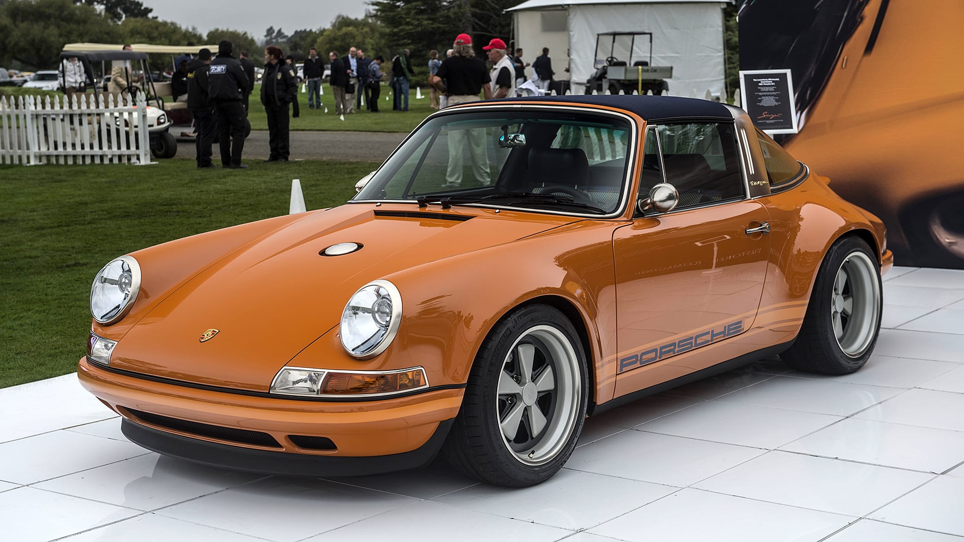 ポルシェ 911targa orenge GERMANY, LIMBURG - APR 2017: orange PORSCHE 911 TARGA 1983