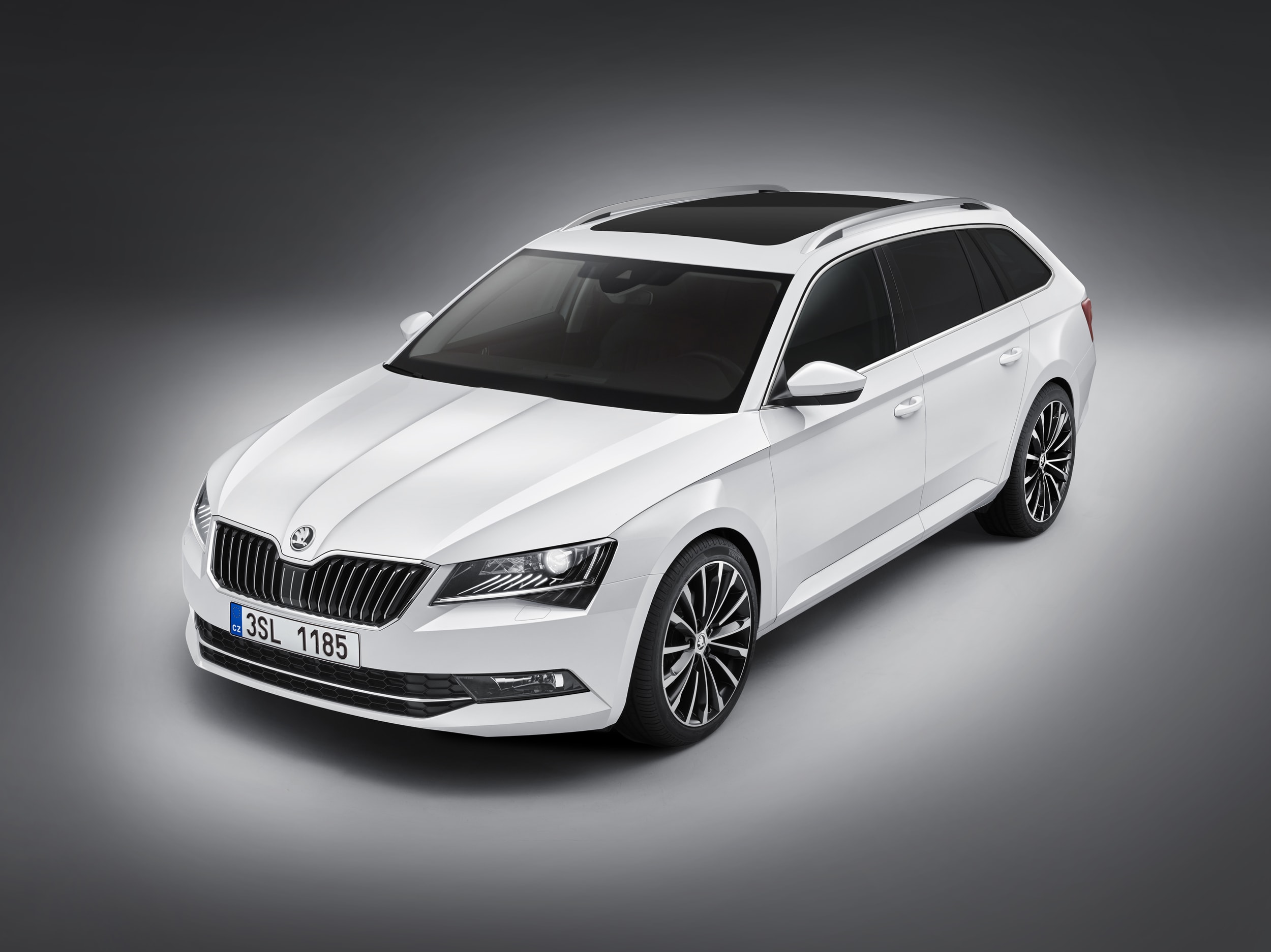 Skoda reveals new Superb Combi wagon - Autoblog, image size:2500x1873
