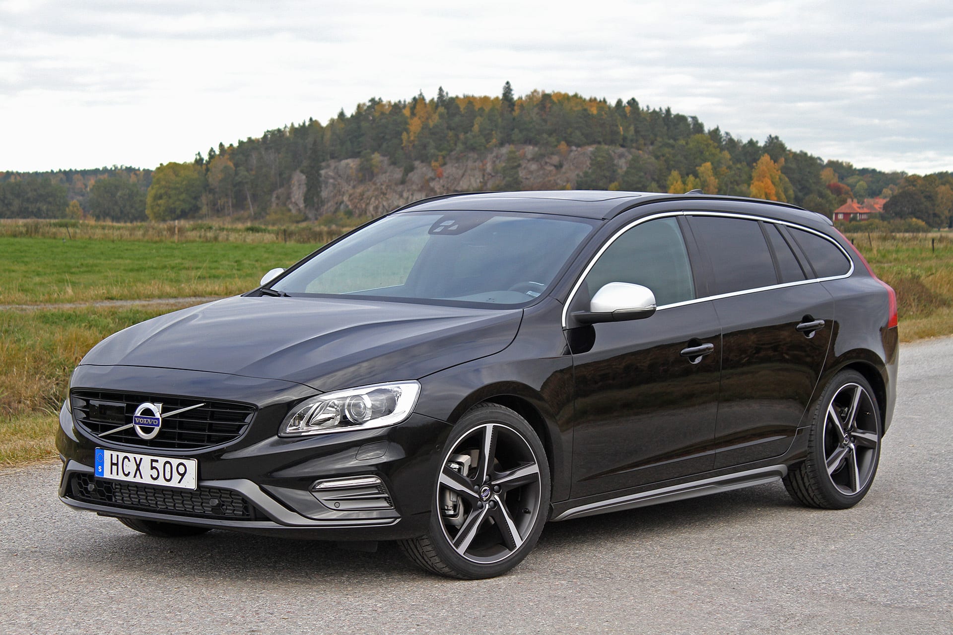 2016 Volvo V60 Polestar front 3/4 view