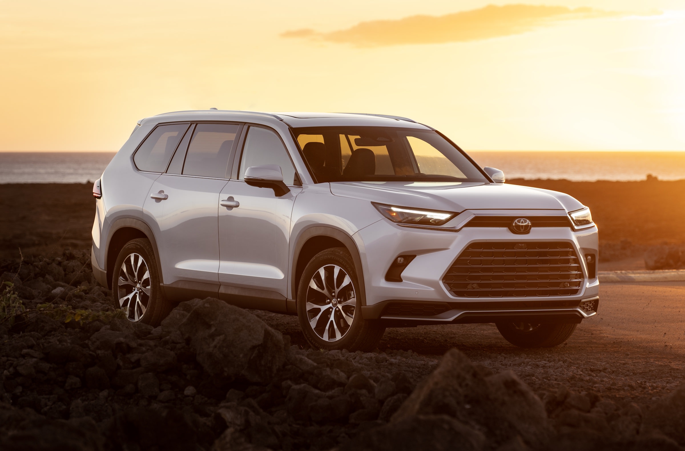 Toyota Grand Highlander vs Toyota Sequoia: Battle of the Japanese ...