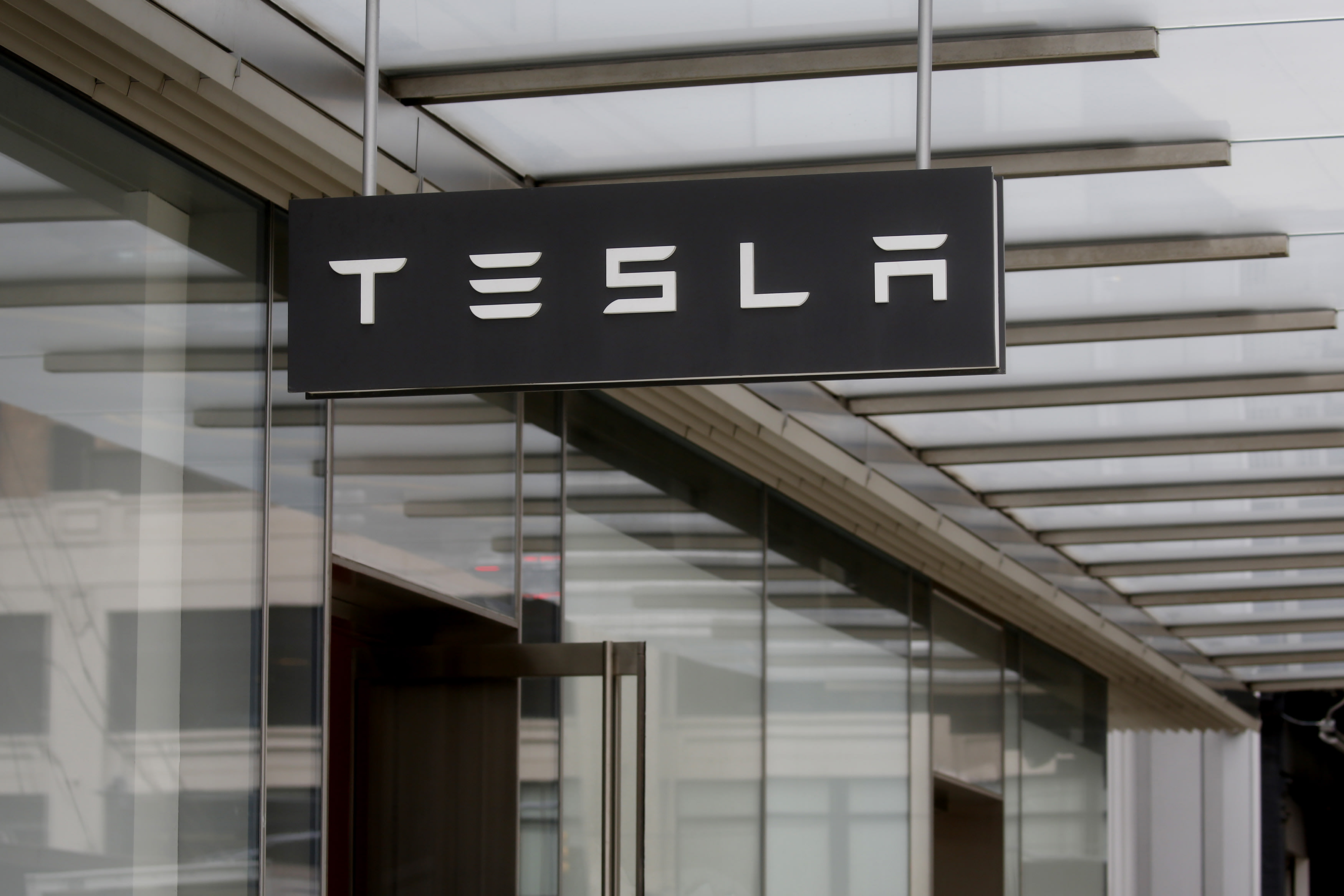 New York Senator Introduces Bill That Would Shut Down Tesla Showrooms