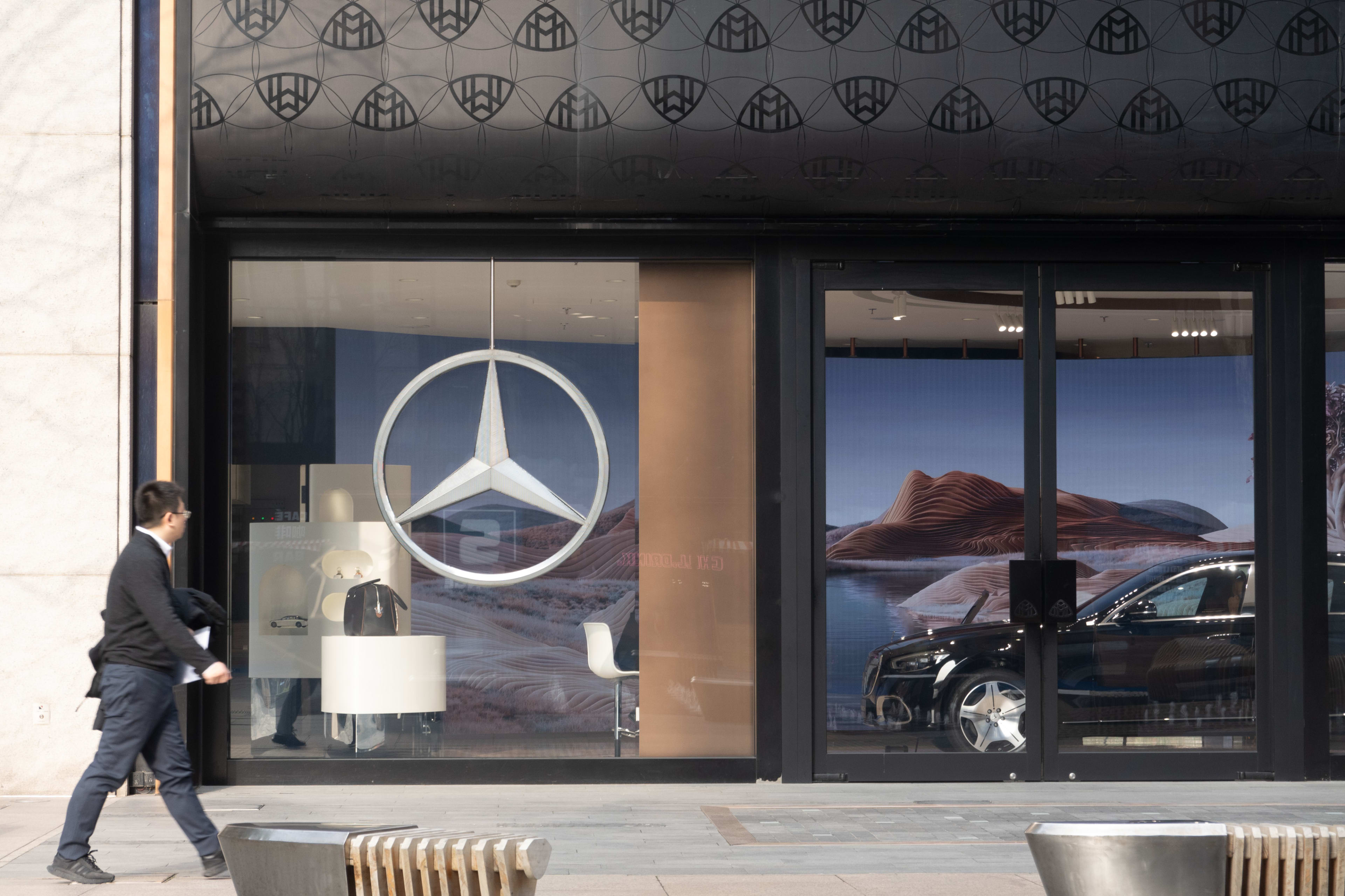 Seorang pedagang mobil Mercedes-Benz pada tanggal 27 Februari 2025 di Shanghai, Cina.