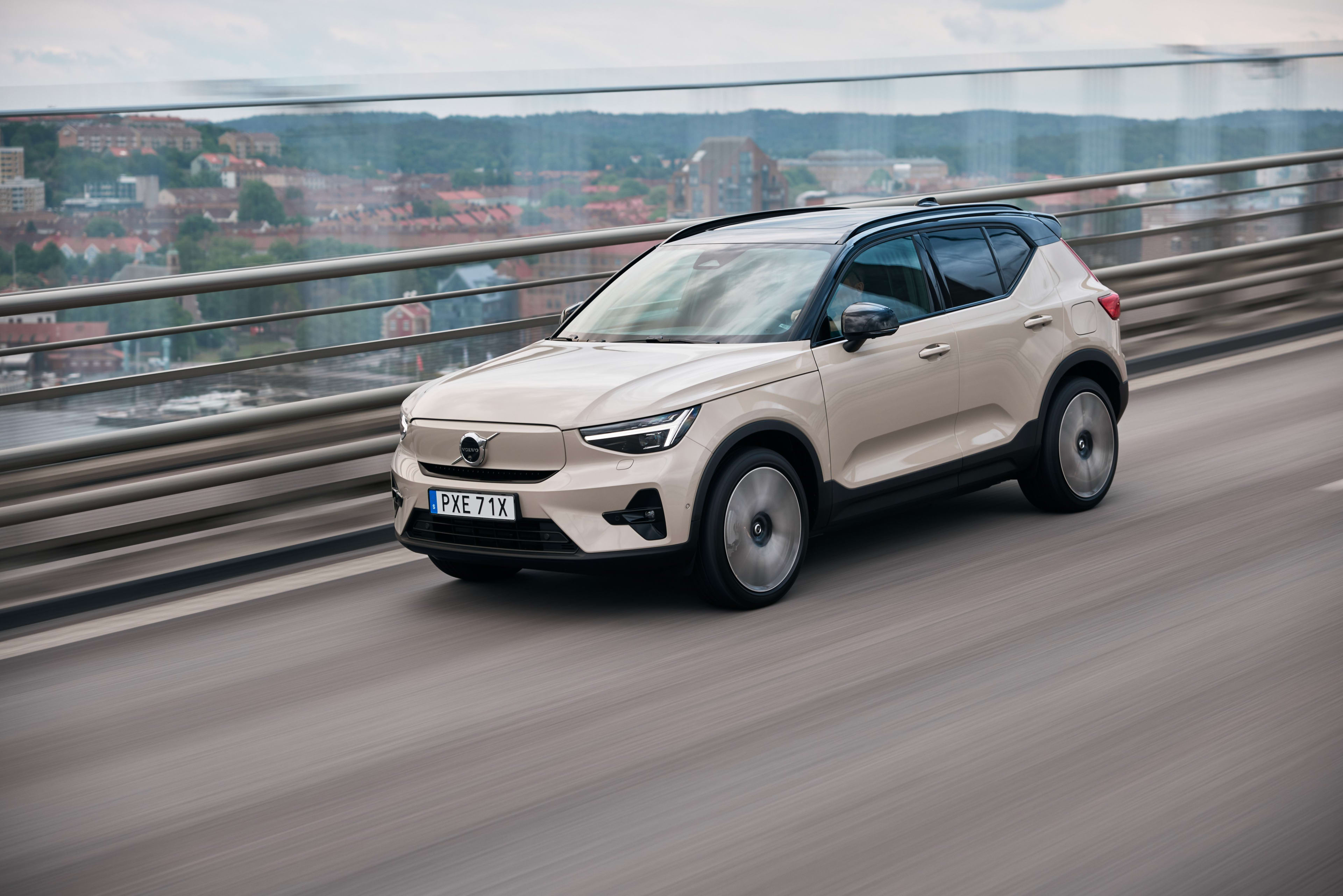 2025 Volvo EX40