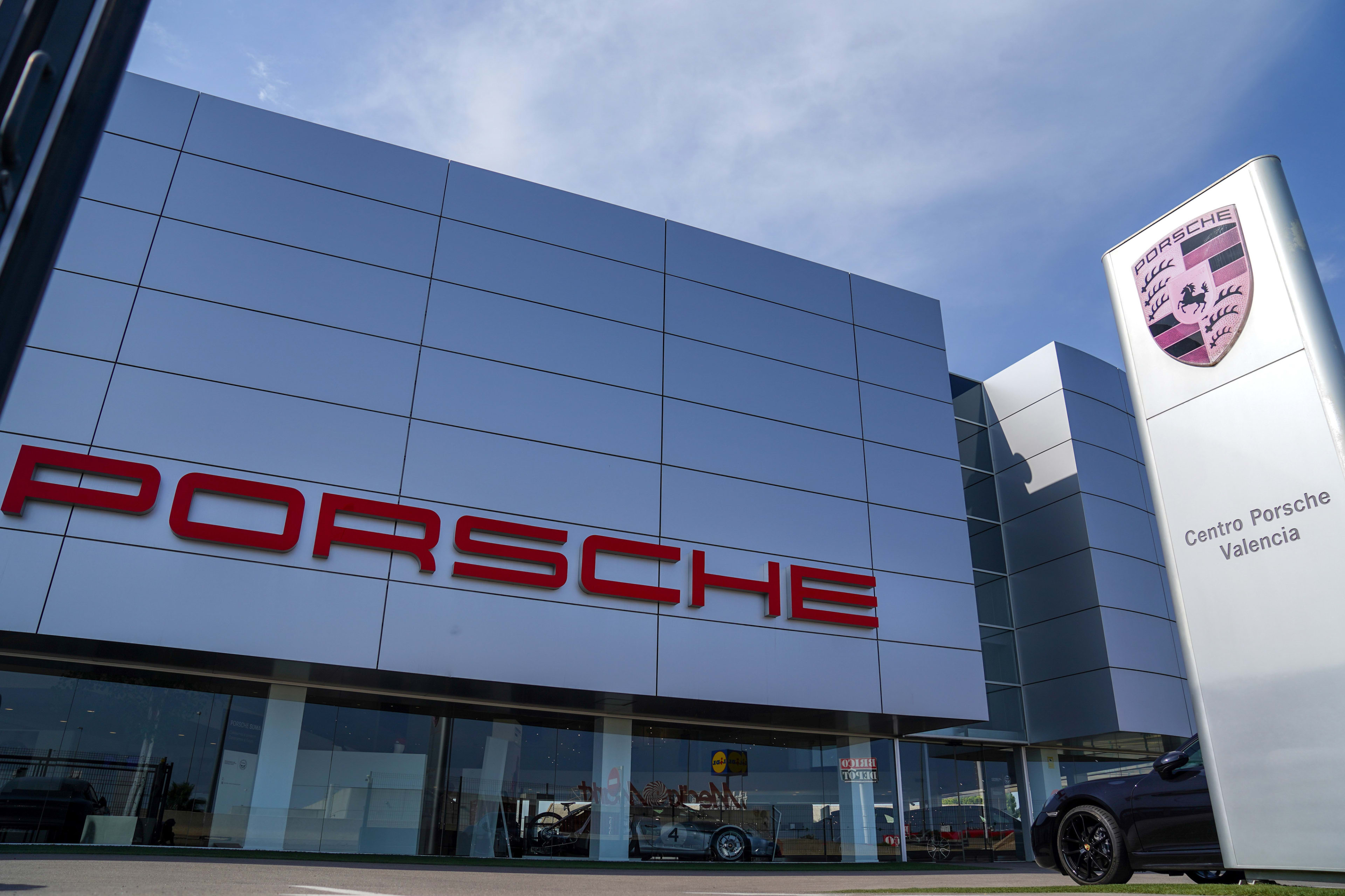 Why Wait to Buy a New Car? Dealerships Face Record Inventory, Aggressive Incentives Expected Soon 3 porsche ag dealership in spain 938086