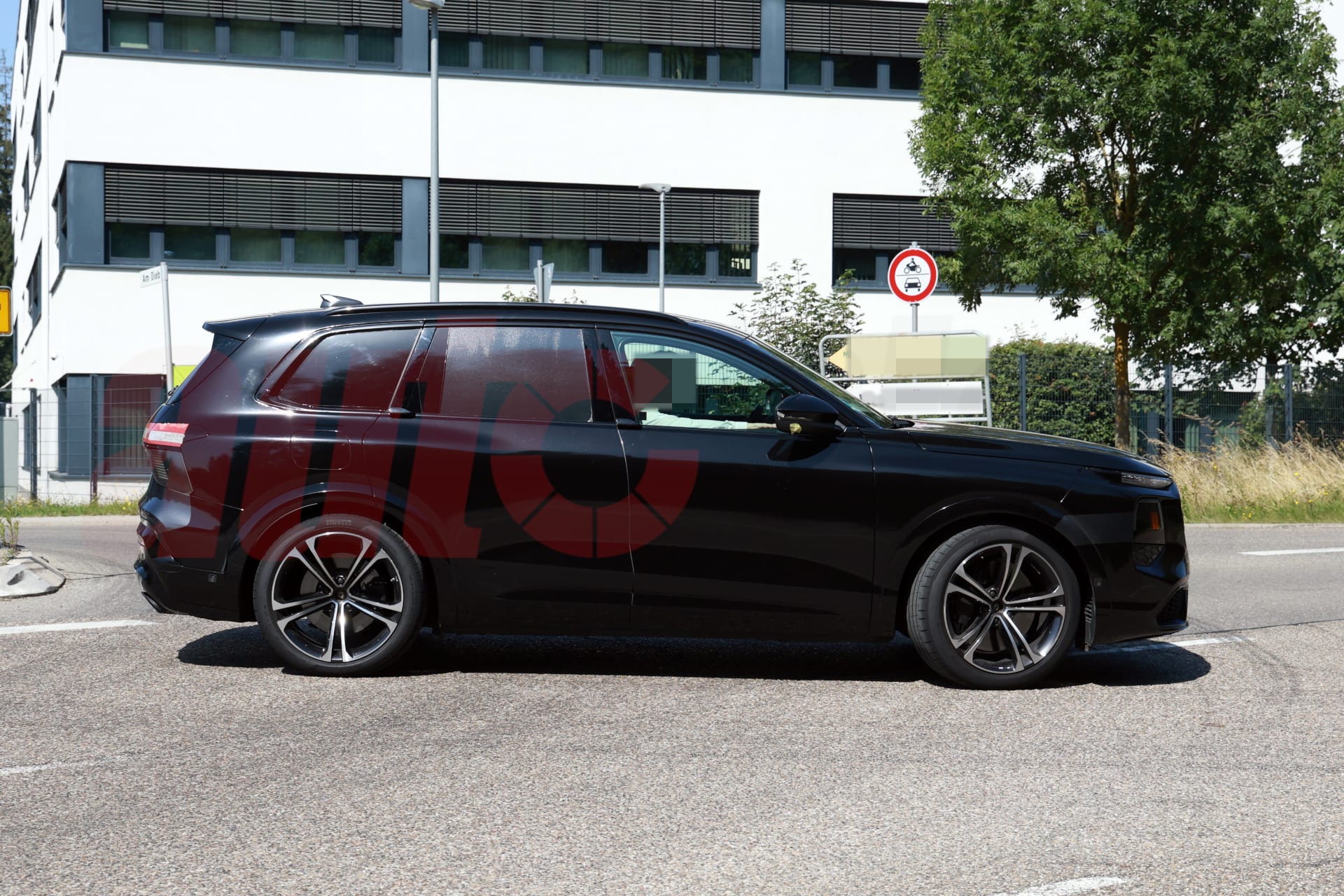 2027 Audi SQ7 spy shot