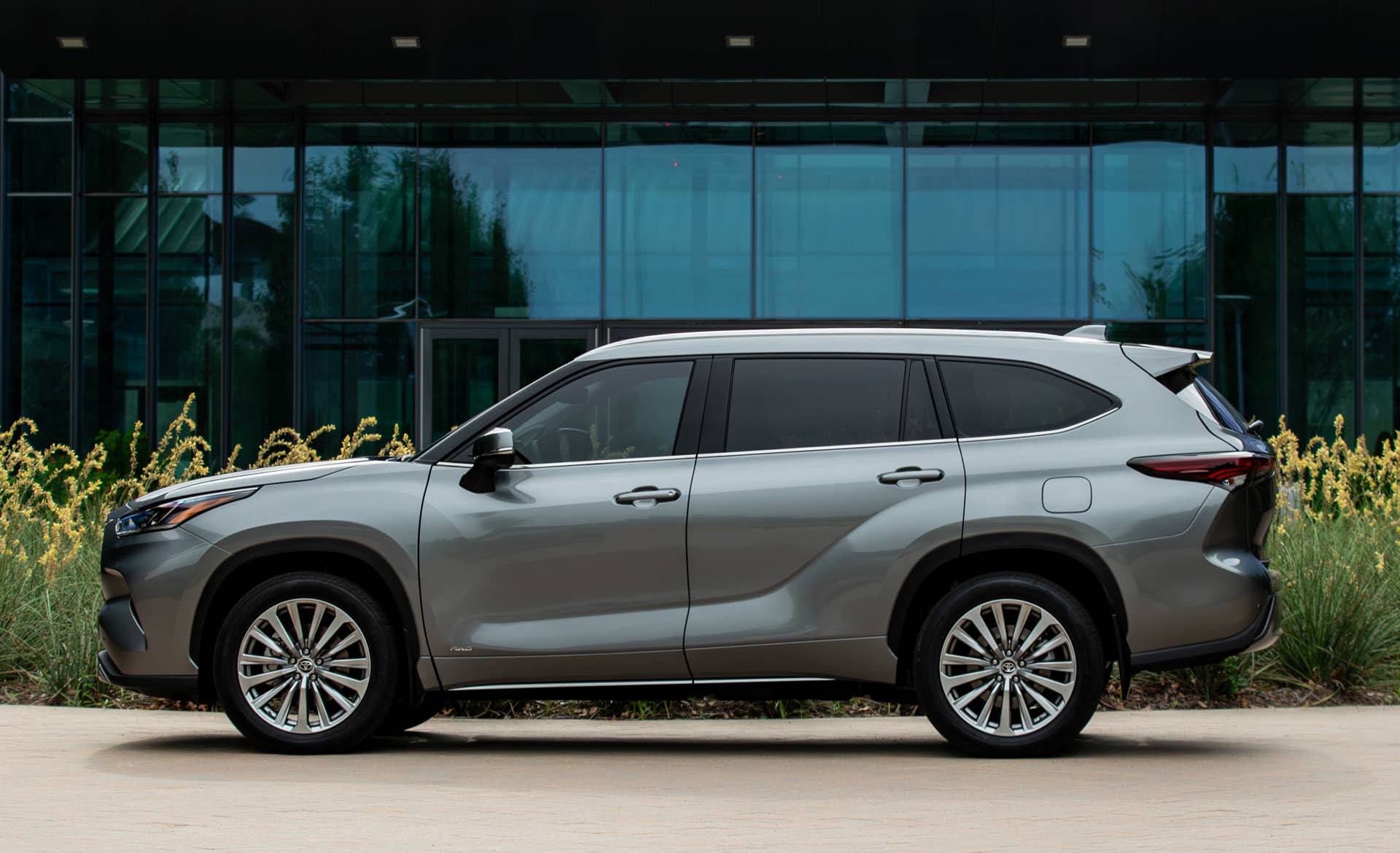 Toyota Offers Efficient 2025 Highlander Hybrid Lease Offer For August ...