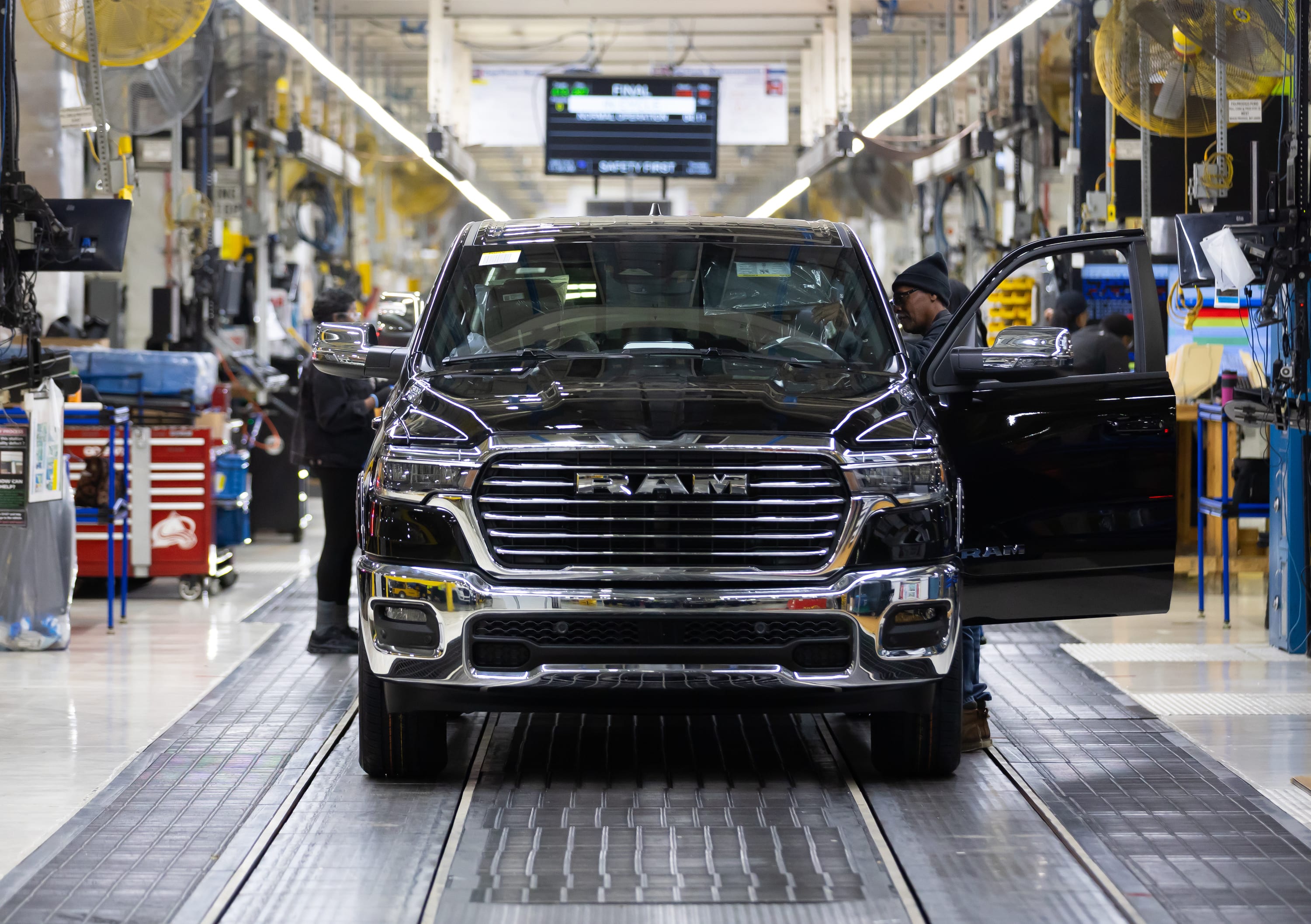 Auto Industry Leaders: Ford Stellantis GM CEOs testify for the First Time Since 2008 5 Production operators at the Sterling Heights Assembly Plant (SHAP) perform final inspections before driving the 2025 Ram 1500 off the assembly line