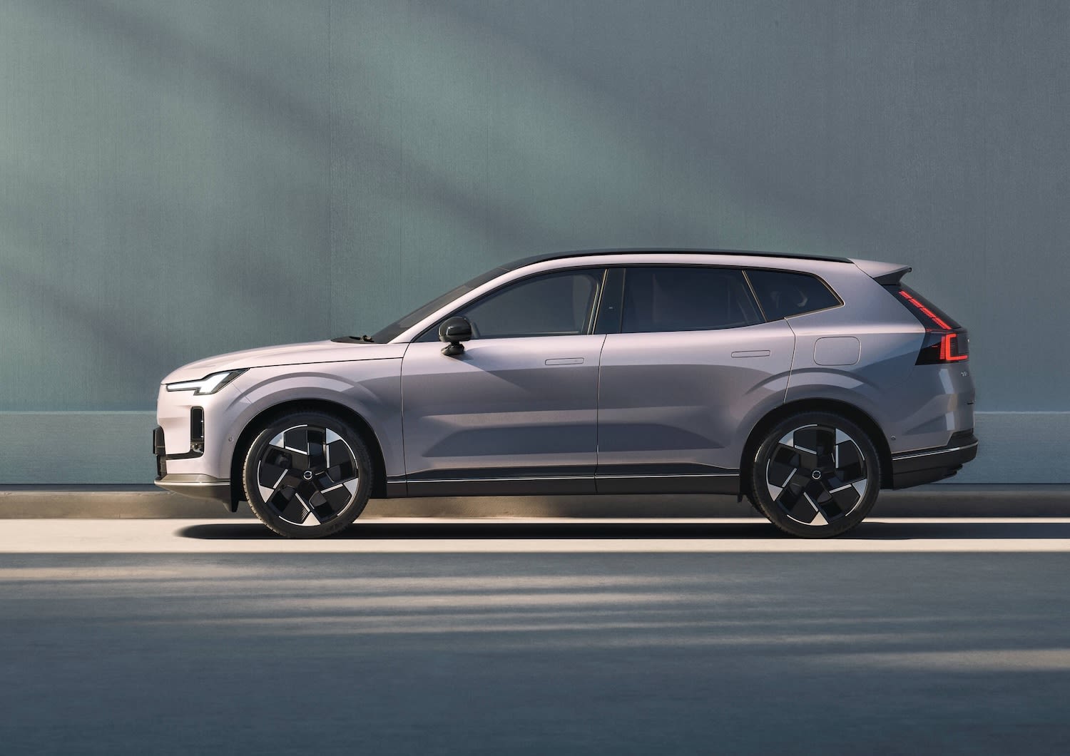 New Volvo XC70 Becomes 'Super-Hybrid' Hit in China, 10,000 Built 3 Volvo XC70 side profile