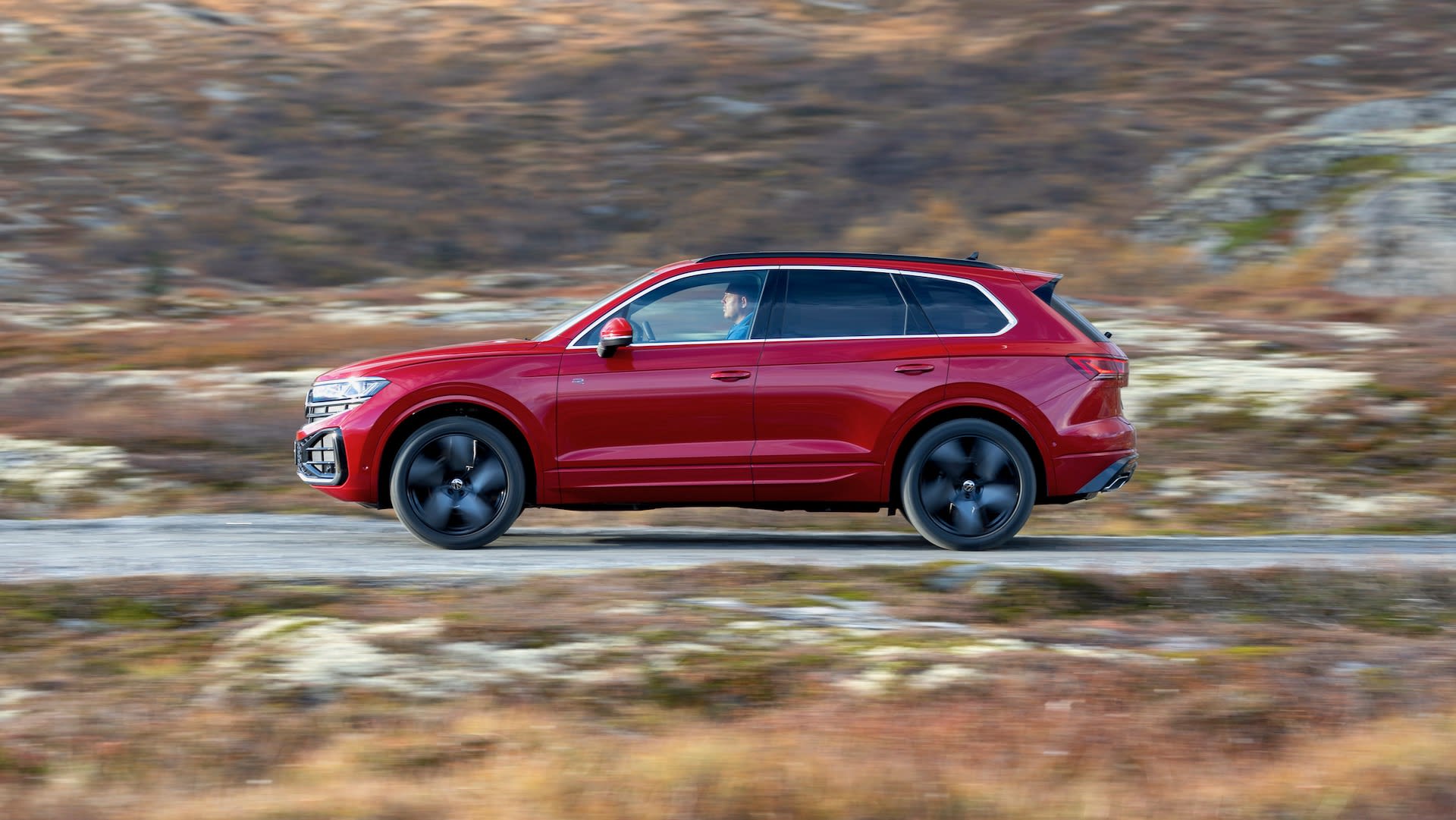 2025 Volkswagen Touareg R-Line profile view