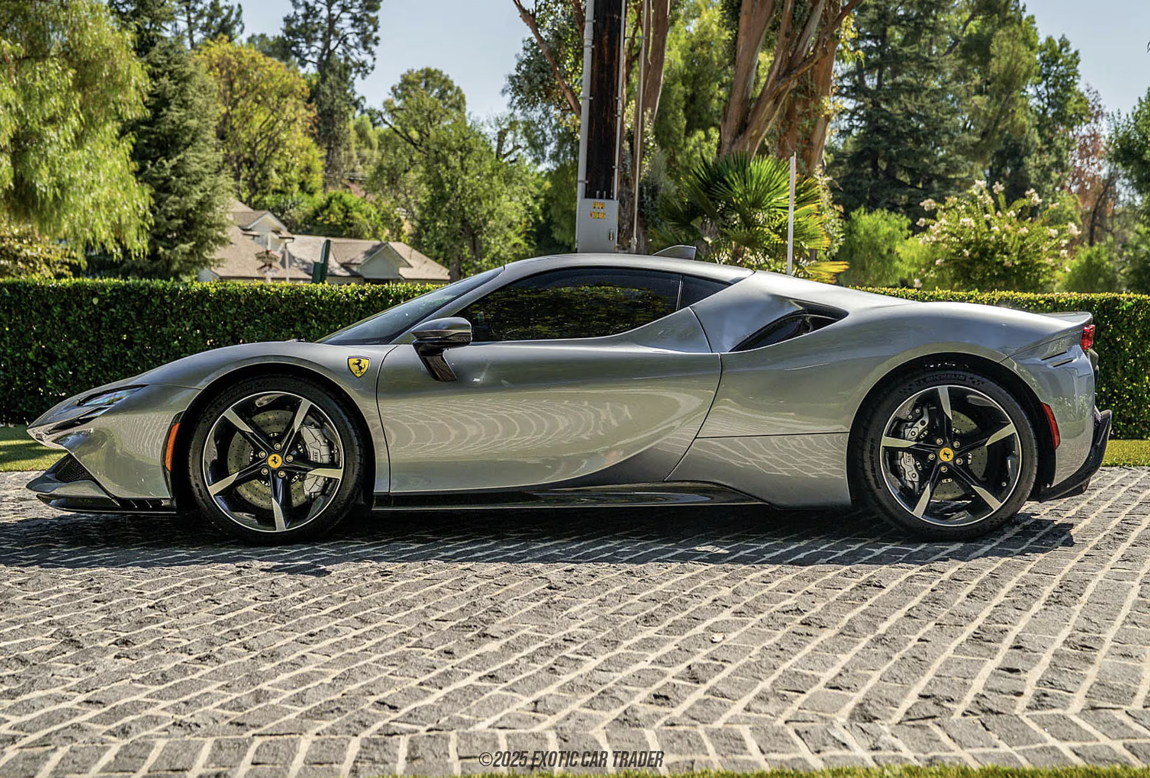 FERRARI 60TH ANNIVERSARY シルバー Ferrari SF90 Spider: From silver elegance to bold pink in Zurich