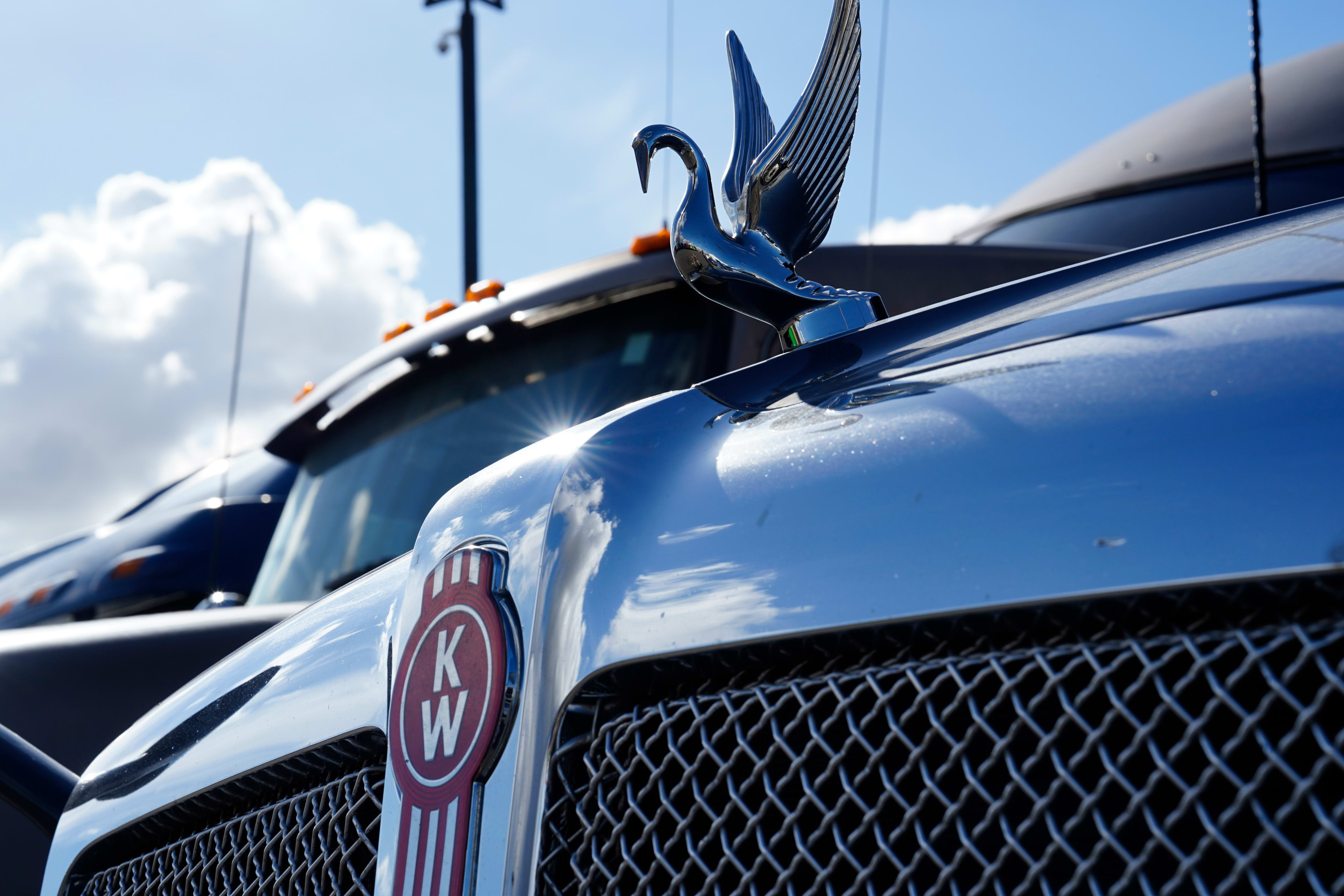 Trump's New 25% Large Truck Tariff Faces U.S. Opposition Over Allied Imports & Supply Chain Fears 2 Kenworth semi-truck hood