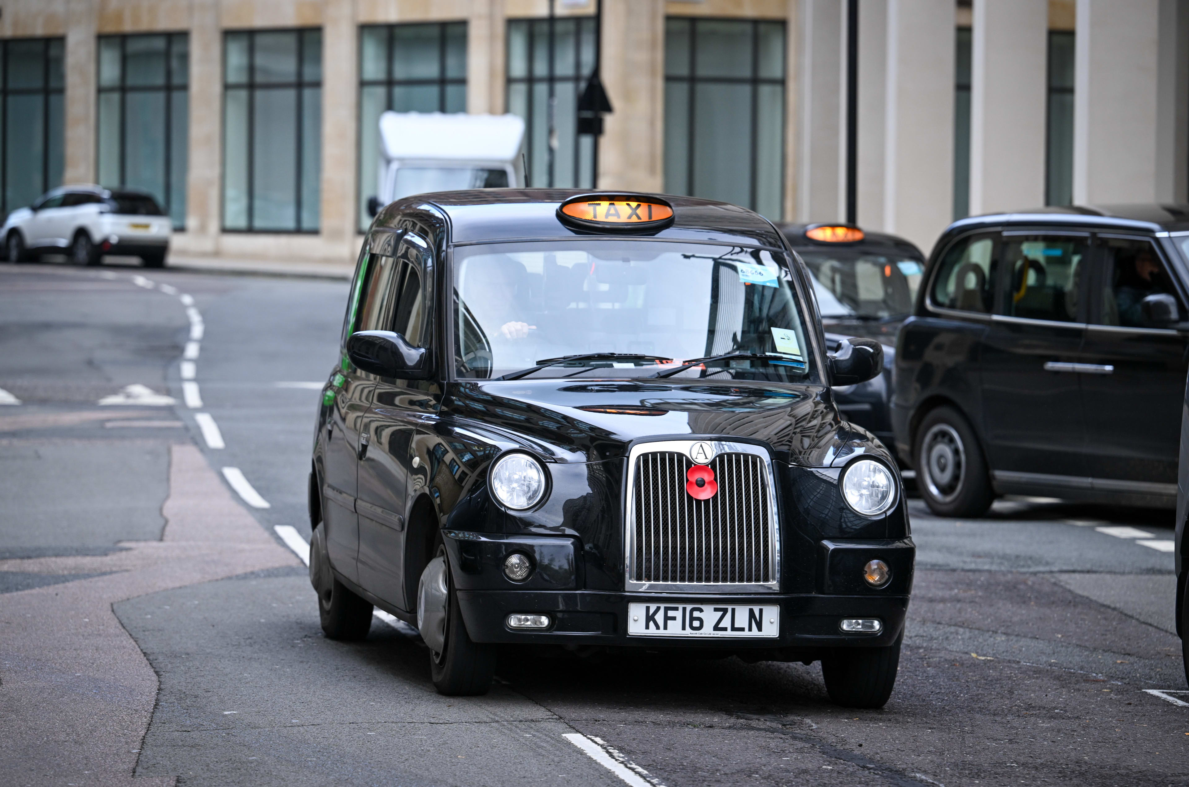 Waymo Targets London’s Black Cabs: Autonomous Ride-Hailing Service to Launch Next Year 4 destination london taxi 974123