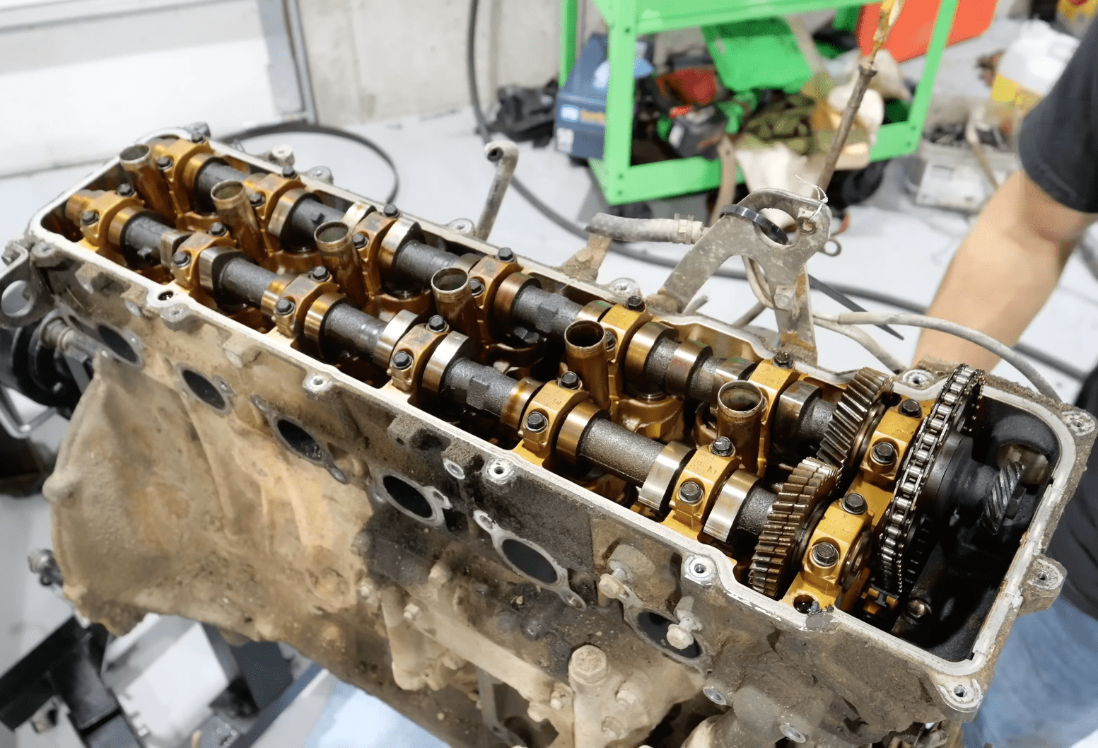 Teardown은 Toyota의 전설적인 1FZ-FE 엔진이 영원히 지속되는 이유를 보여줍니다.