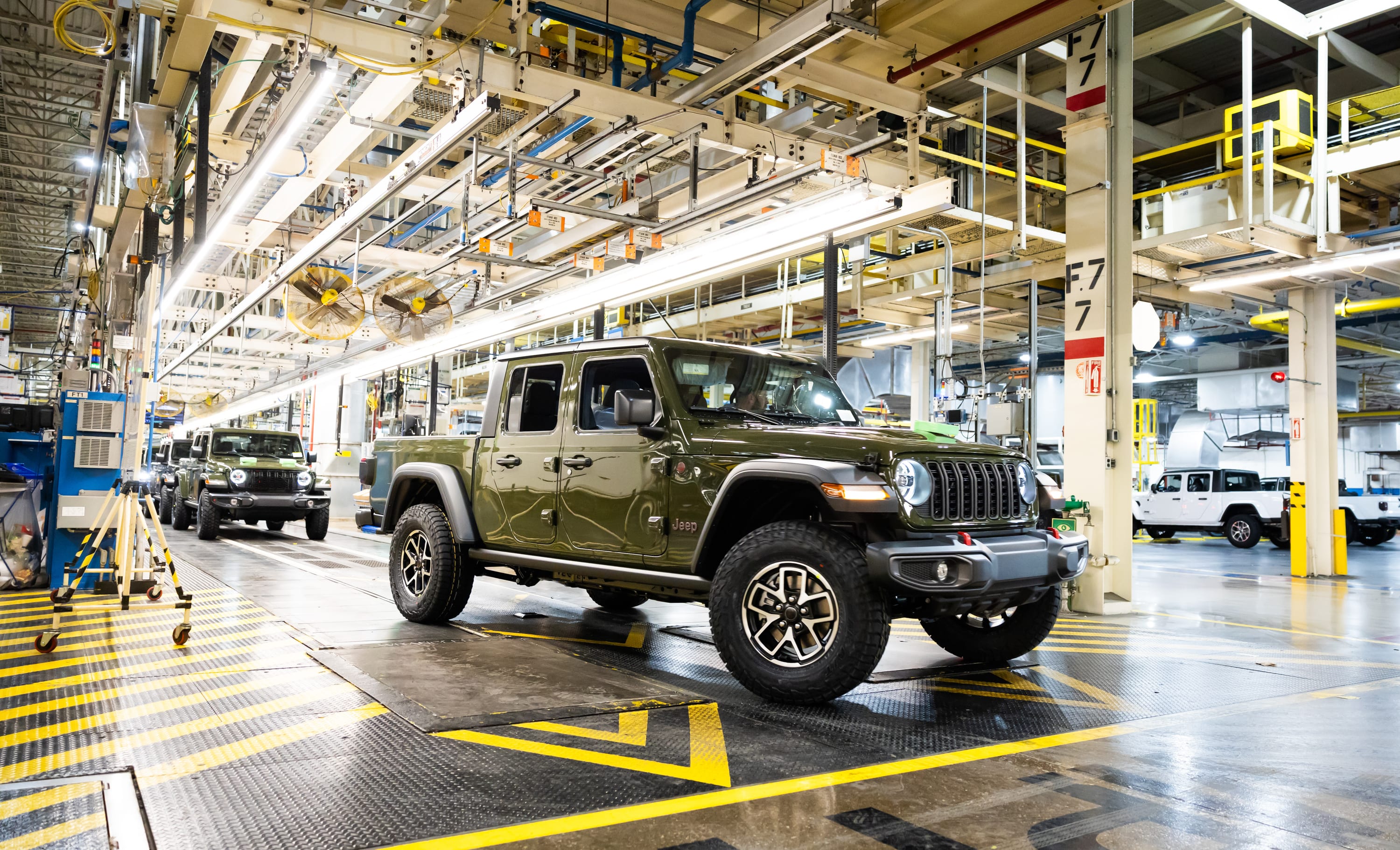 2024 jeep gladiator midsize pickup trucks drive off the final