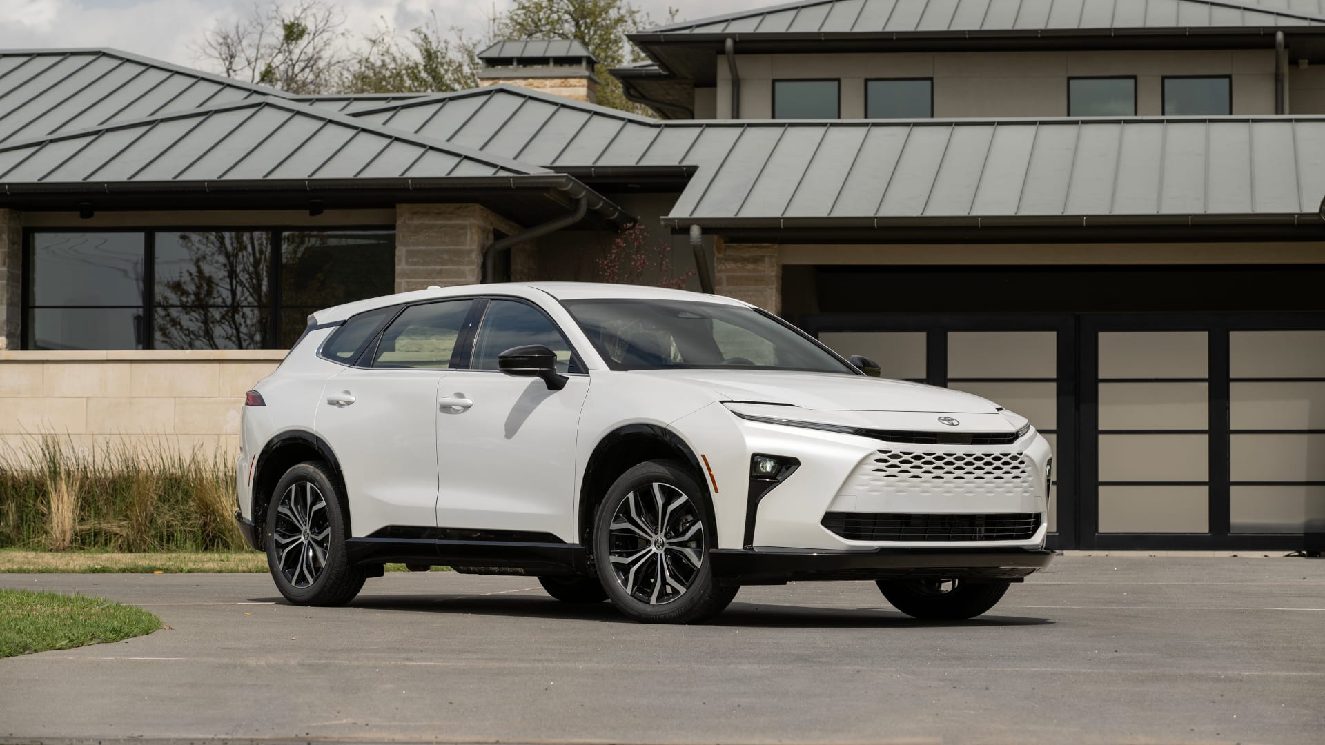 2026 Toyota Crown Signia Price Hike: Starts at $44,390, Adds Two-Tone Paint Option to Limited Trim 2 2026 Toyota Crown Signia XLE Oxygen White