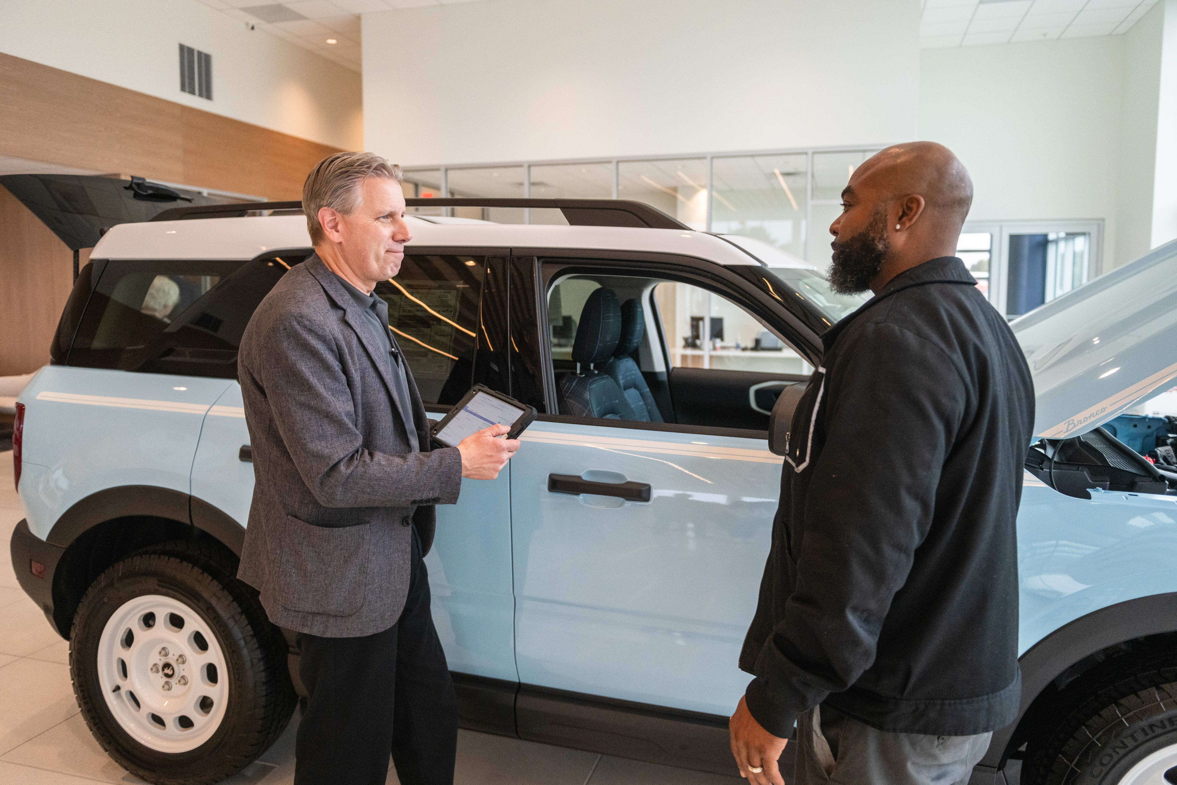 The New Ford dealer redesign Turns Showrooms Into "Apple Store" Spaces 4 ford signature 2 0 988975