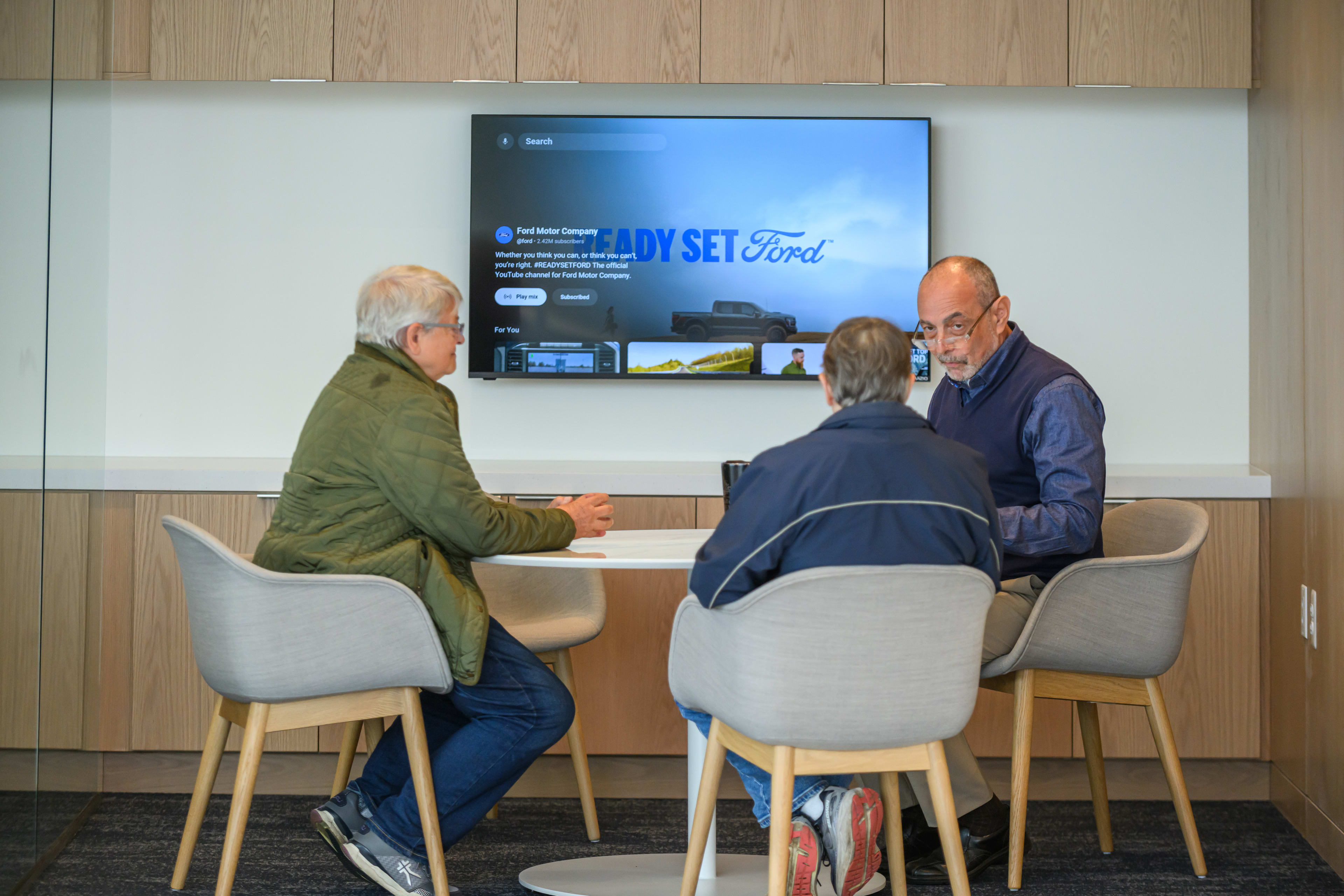 The New Ford dealer redesign Turns Showrooms Into "Apple Store" Spaces 5 ford signature 2 0 988977