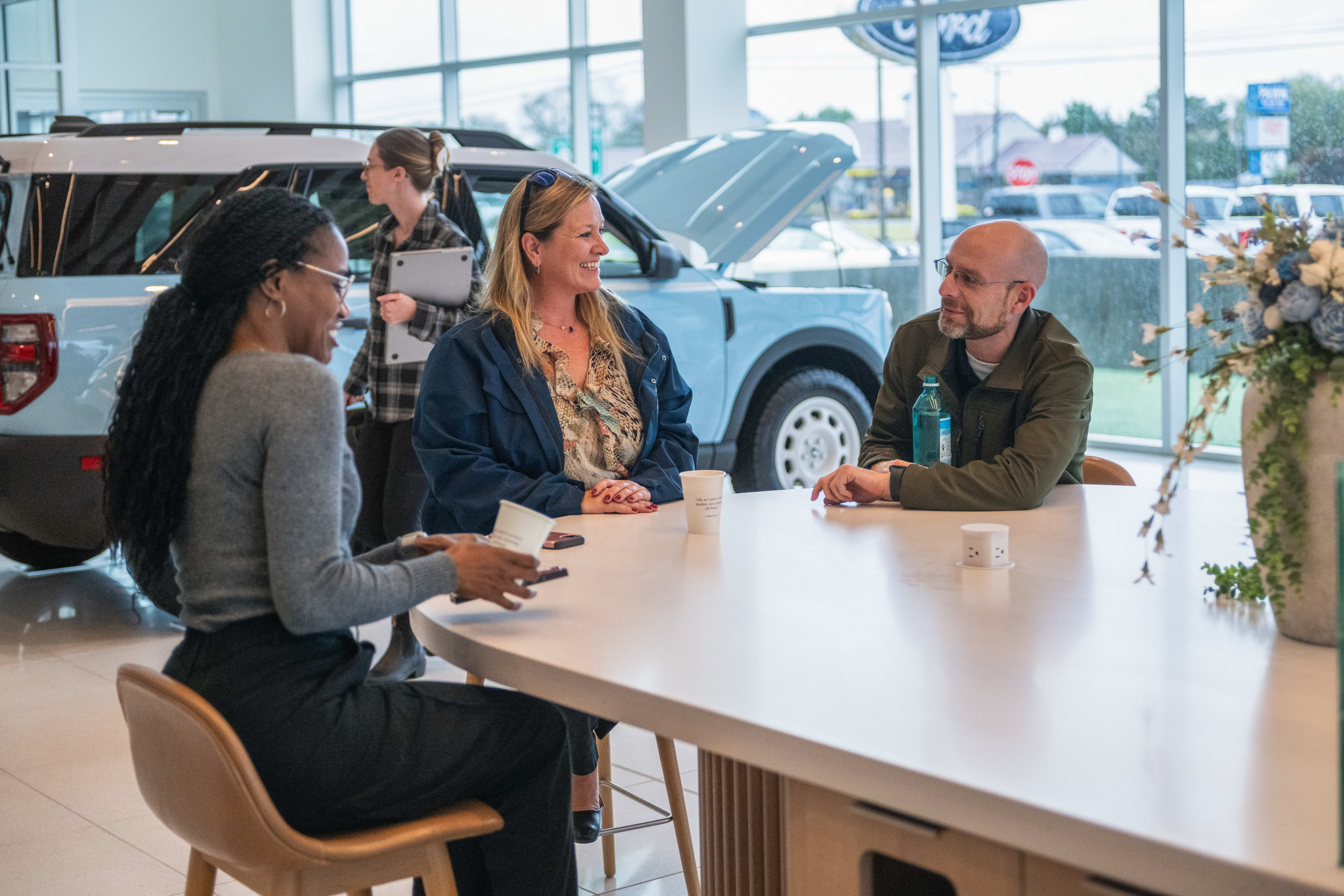 The New Ford dealer redesign Turns Showrooms Into "Apple Store" Spaces 3 ford signature 2 0 988973