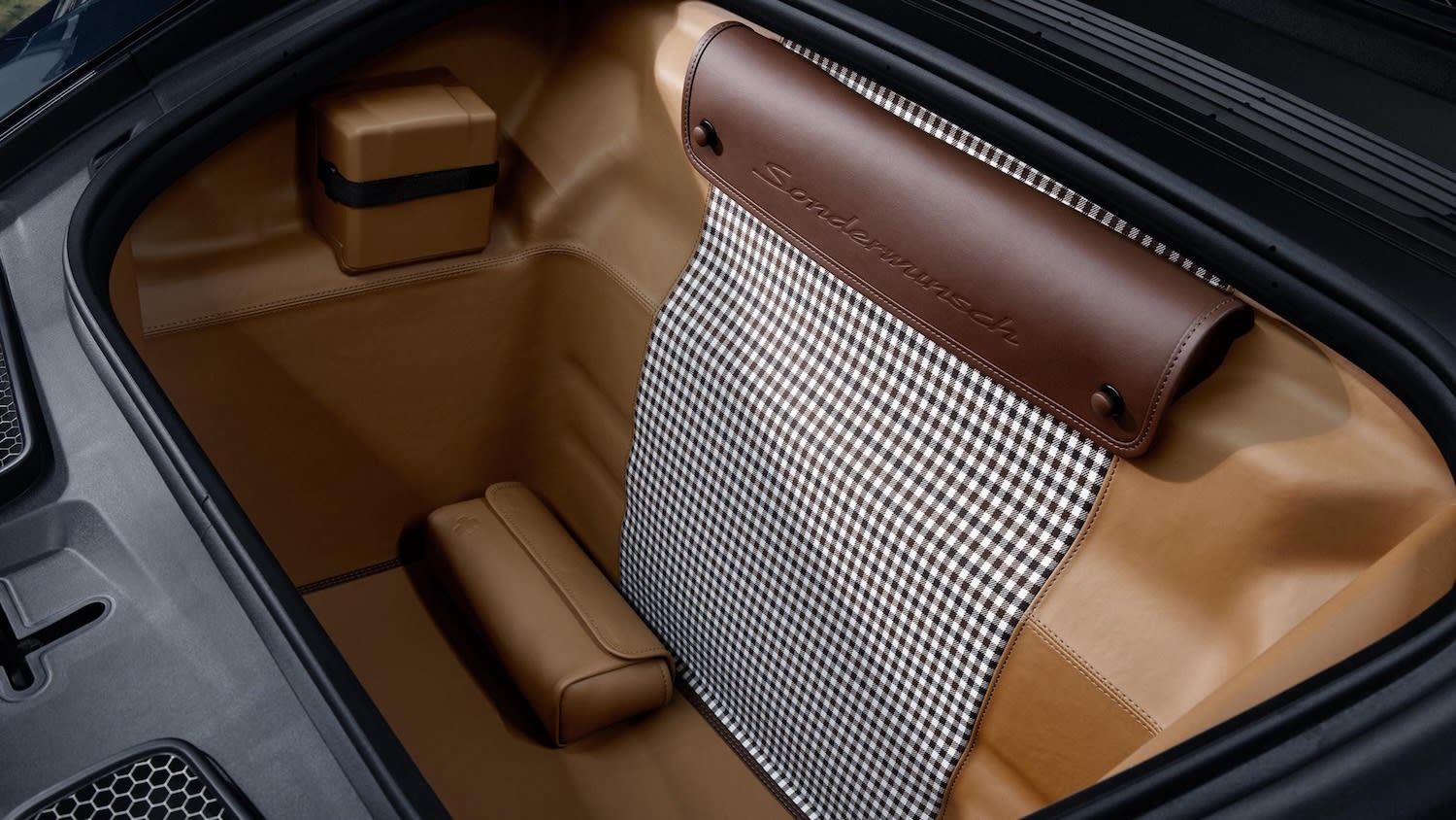 Porsche 911 GT3 Ocelot: One-Off Sonderwunsch Build Inspired by Amazon Rainforest 7 911 GT3 “Ocelot” behind the seats